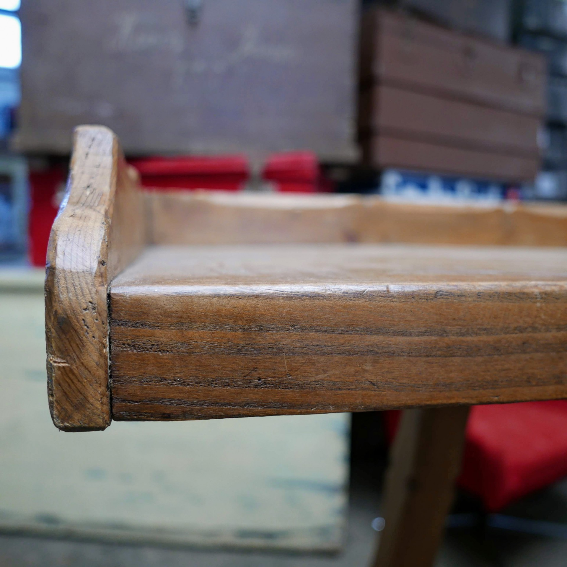 Houten werktafel met rand