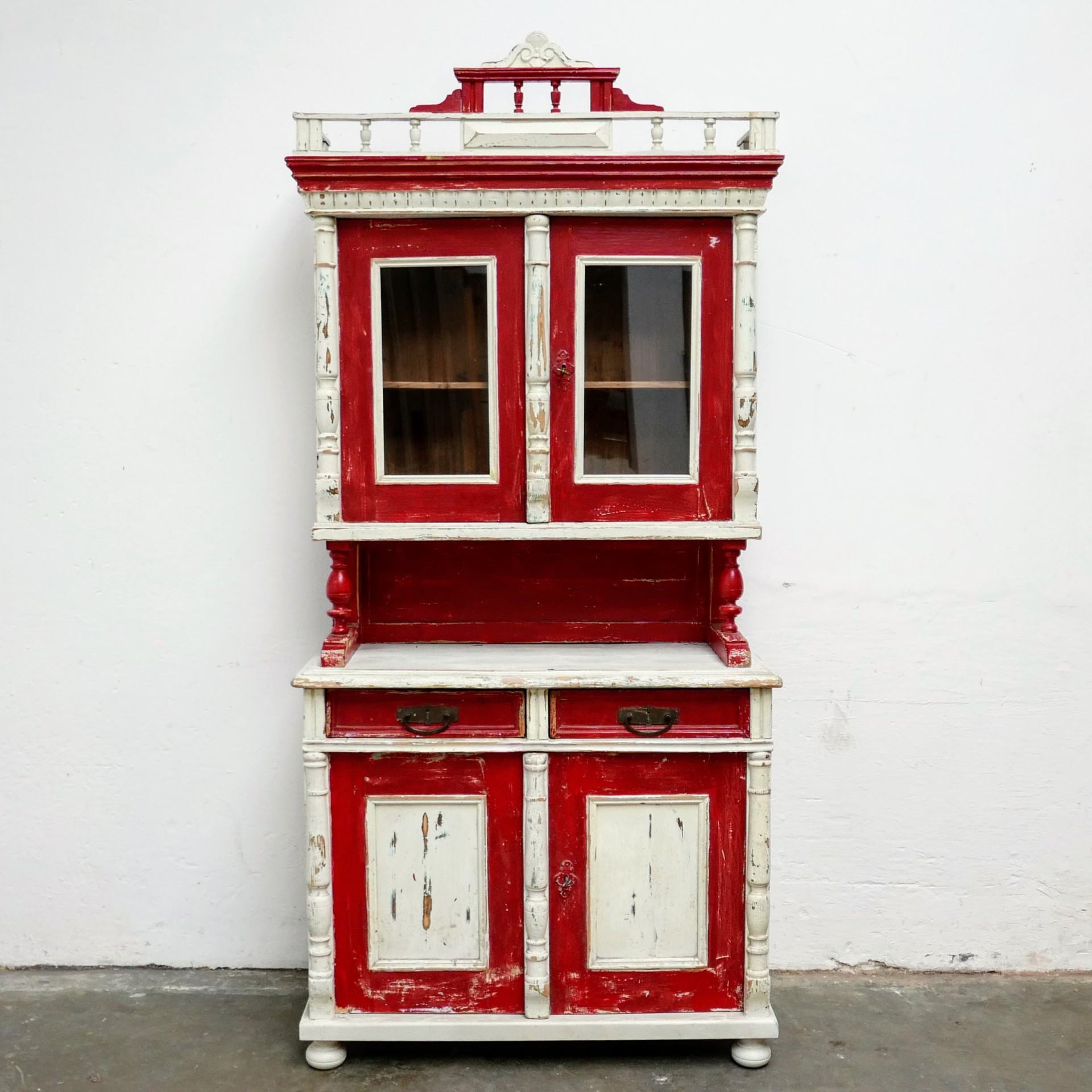 Houten rood-witte buffetkast
