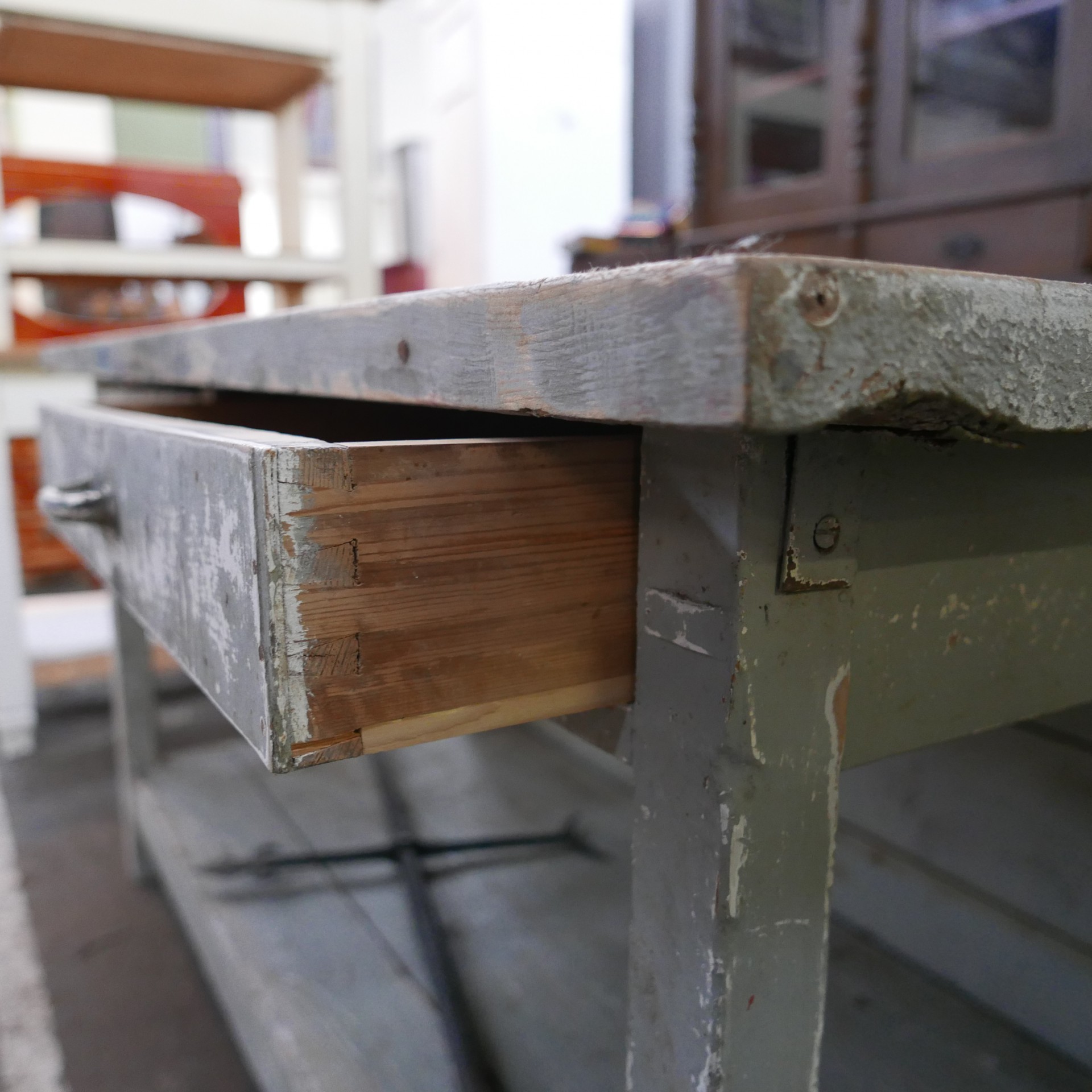 Grijze houten winkeltafel of werktafel
