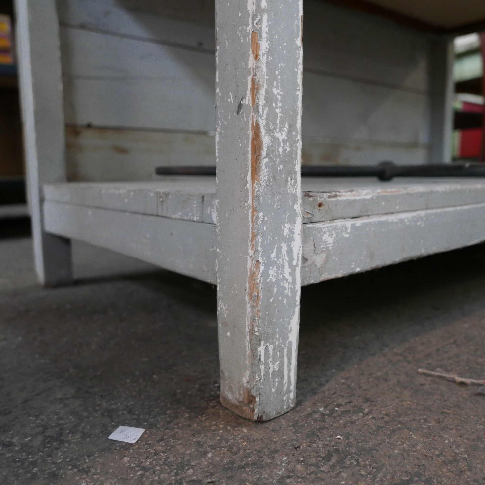 Grijze houten winkeltafel of werktafel