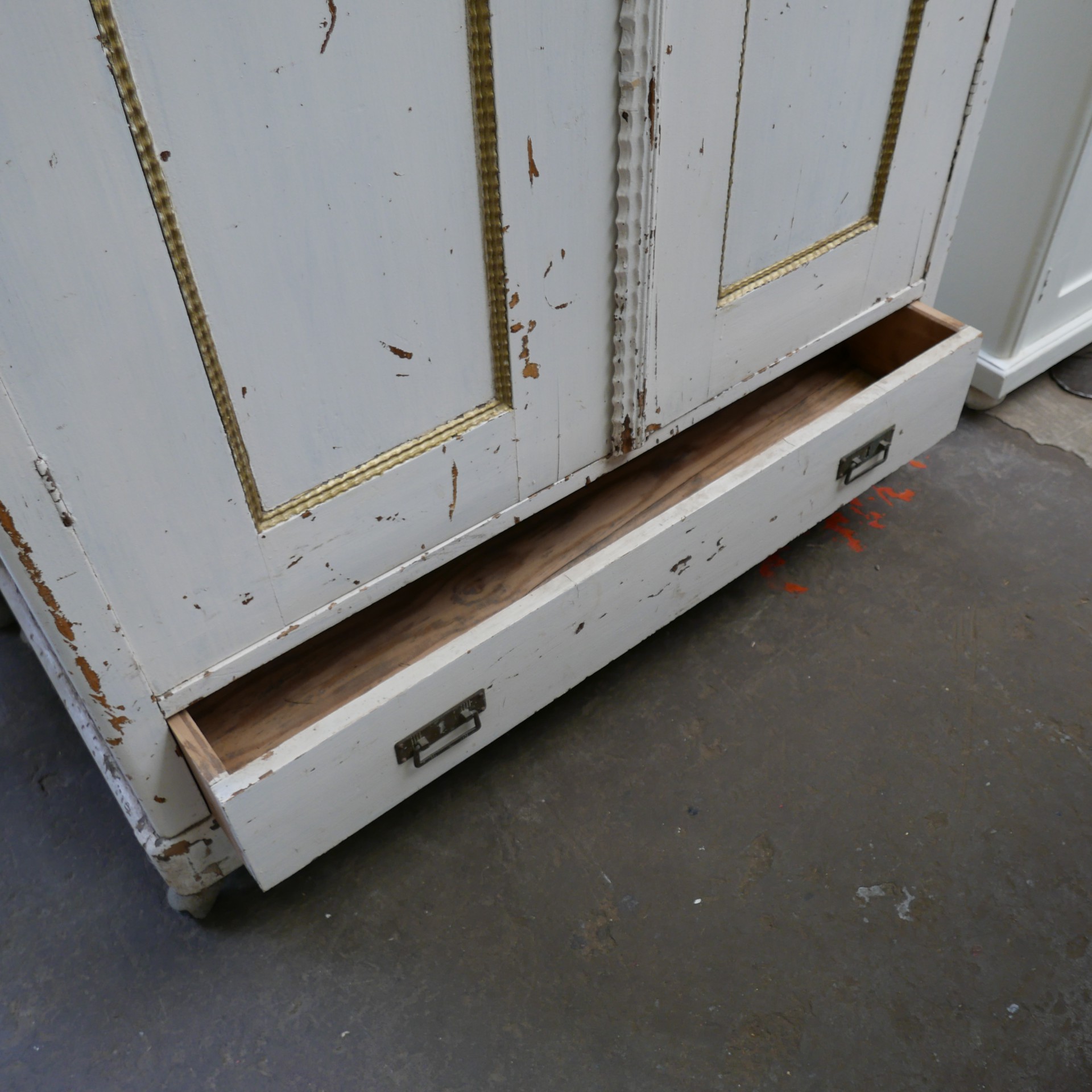 witte linnenkast op wielen