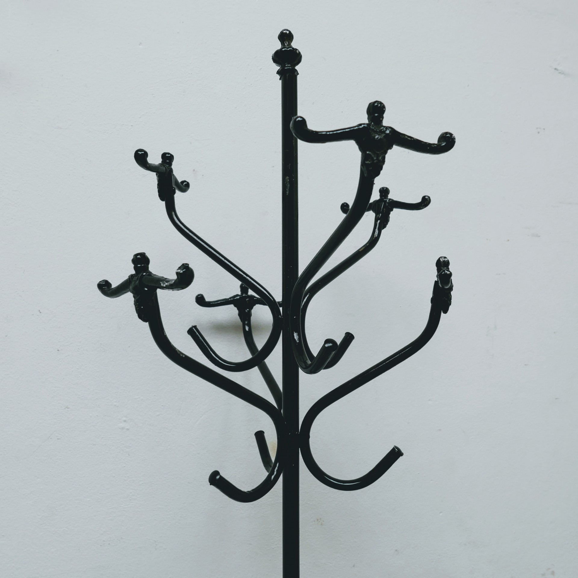 zwarte metalen kapstok