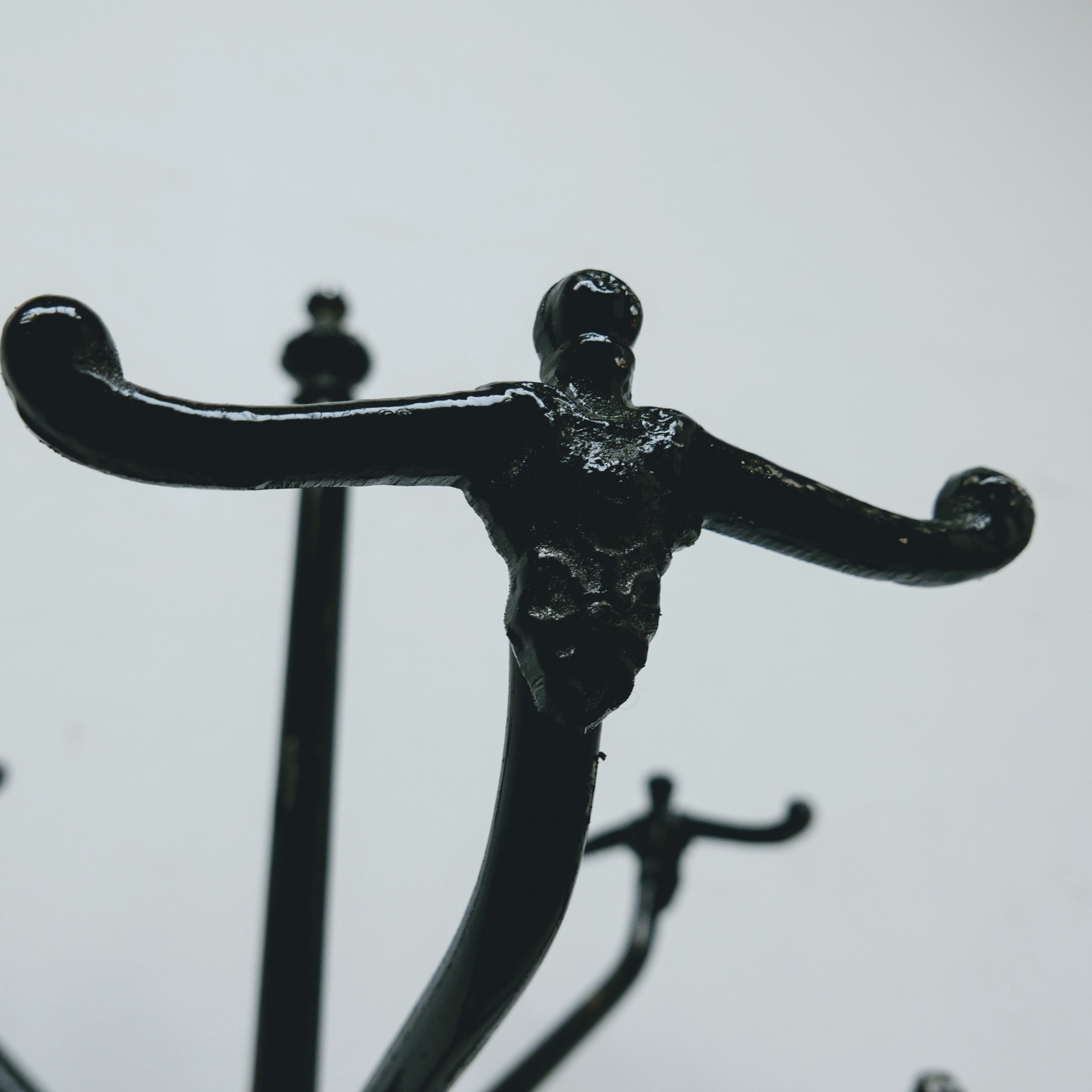 zwarte metalen kapstok