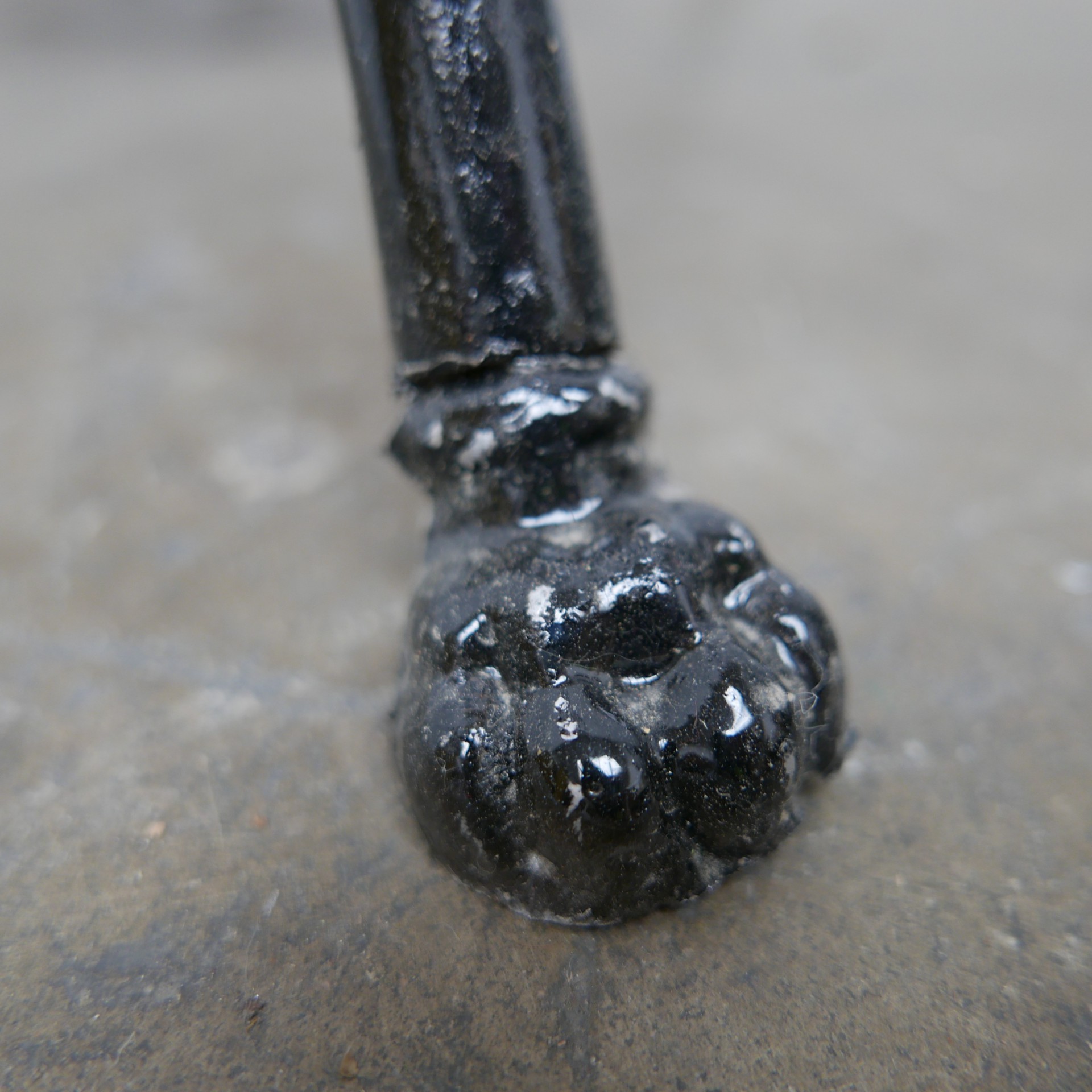 zwarte metalen kapstok