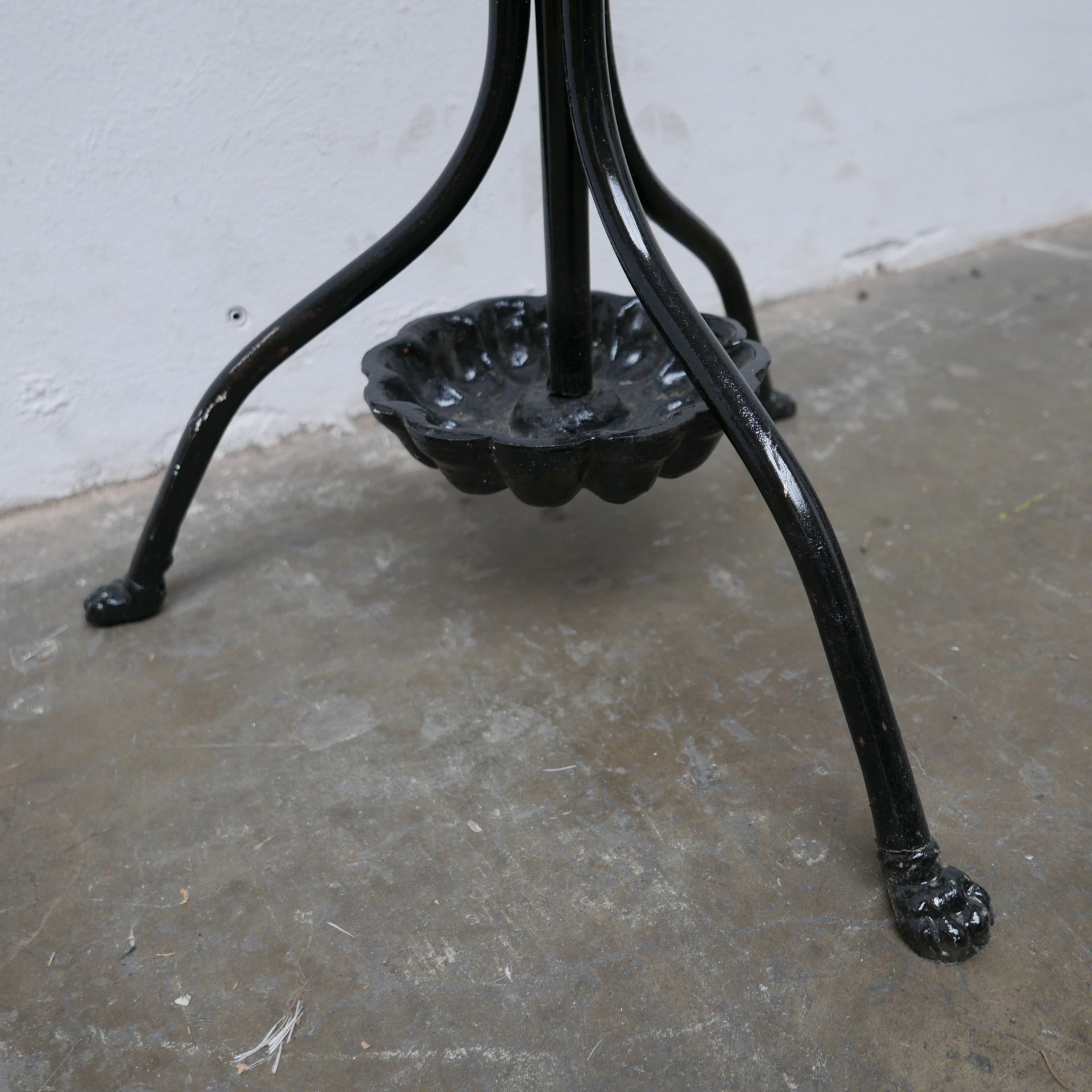 zwarte metalen kapstok