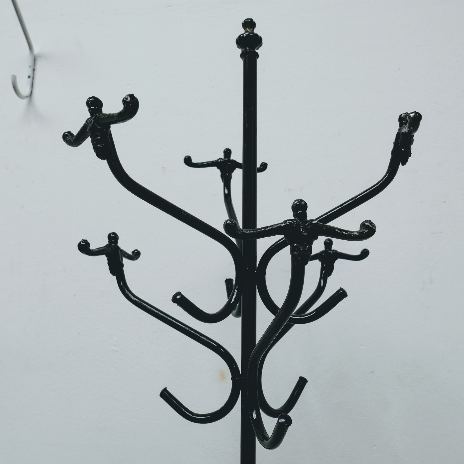 zwarte metalen kapstok