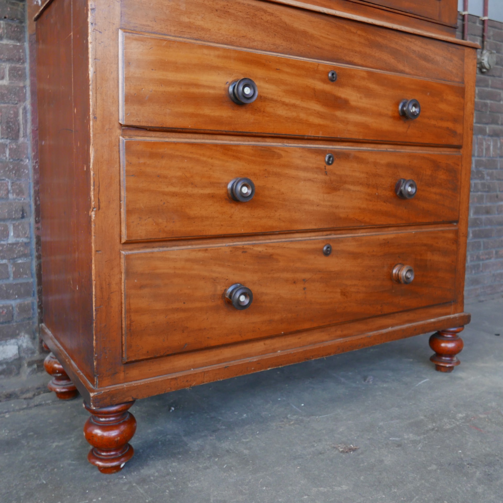 Bruine houten linnenkast