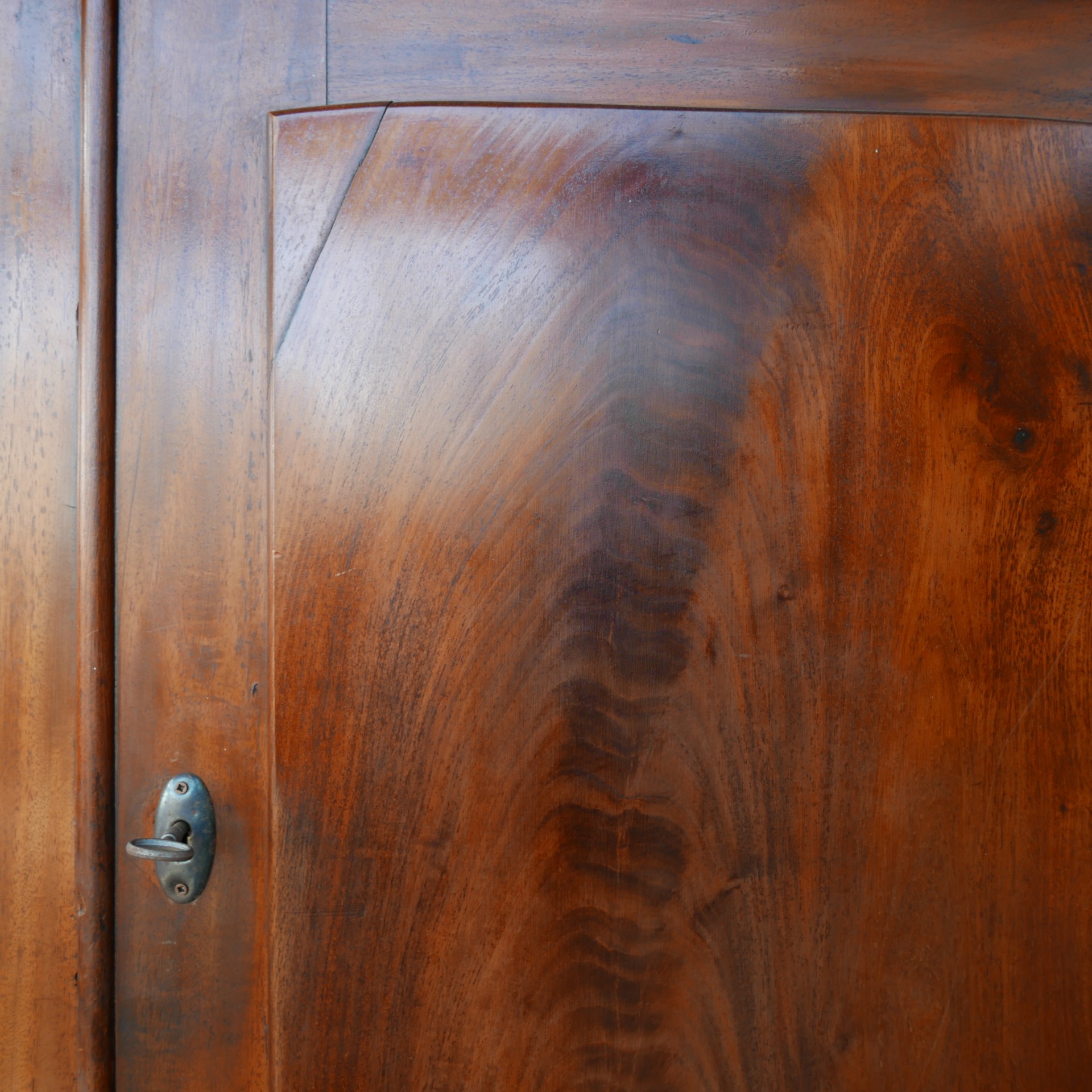 Bruine houten linnenkast