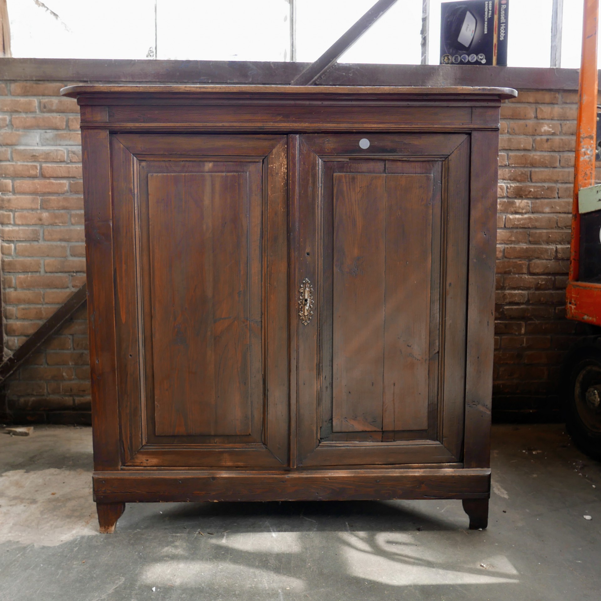 Bruine houten hoekkast