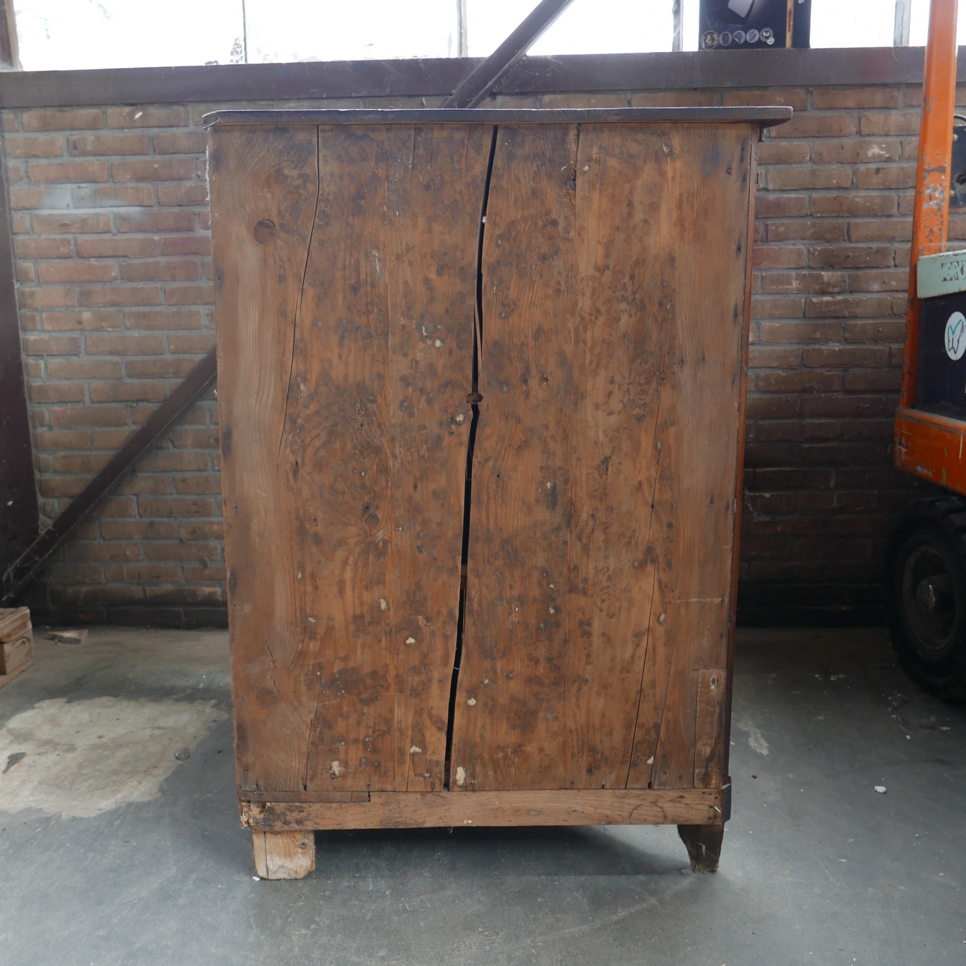 Bruine houten hoekkast