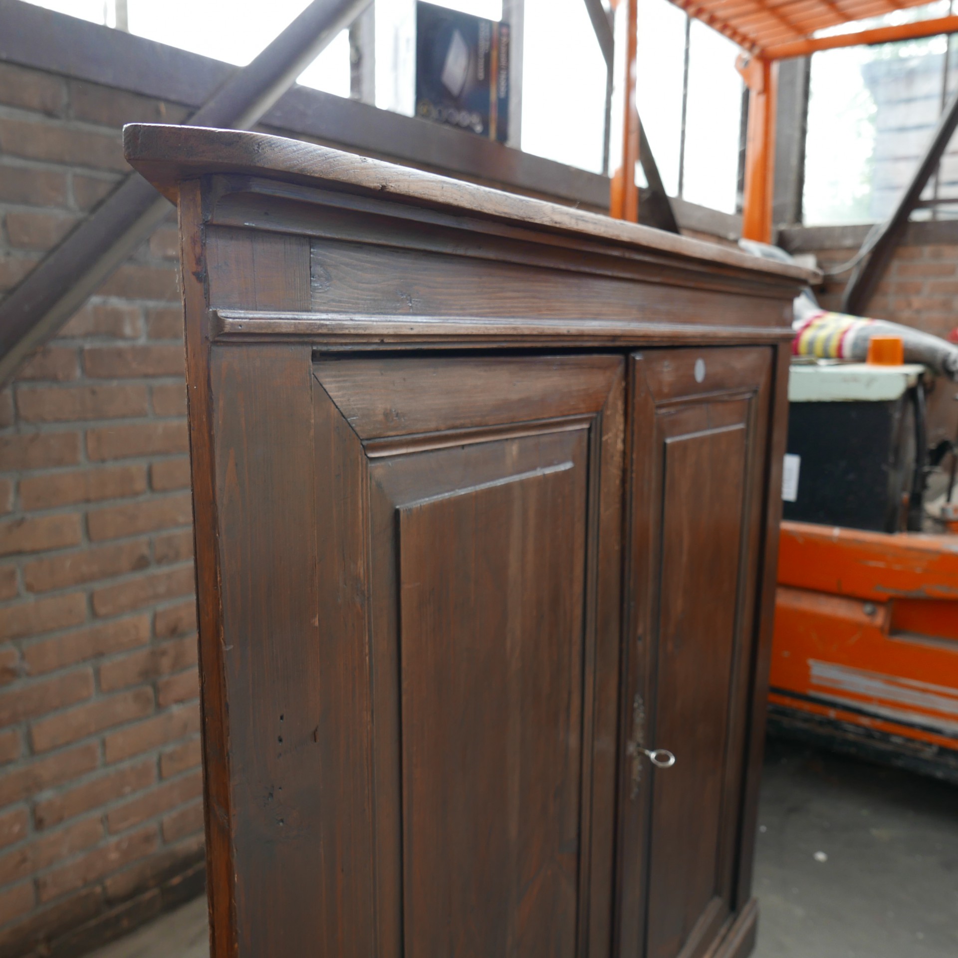 Bruine houten hoekkast