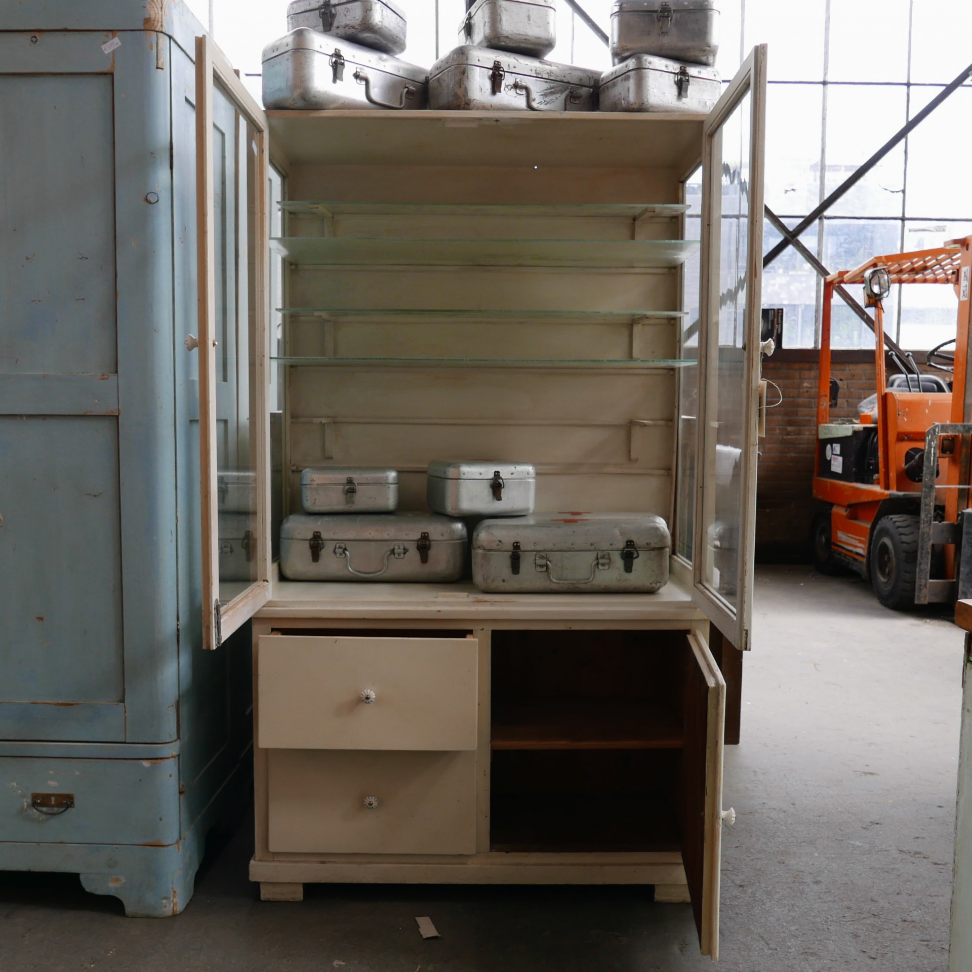 Wit houten dokterskast
