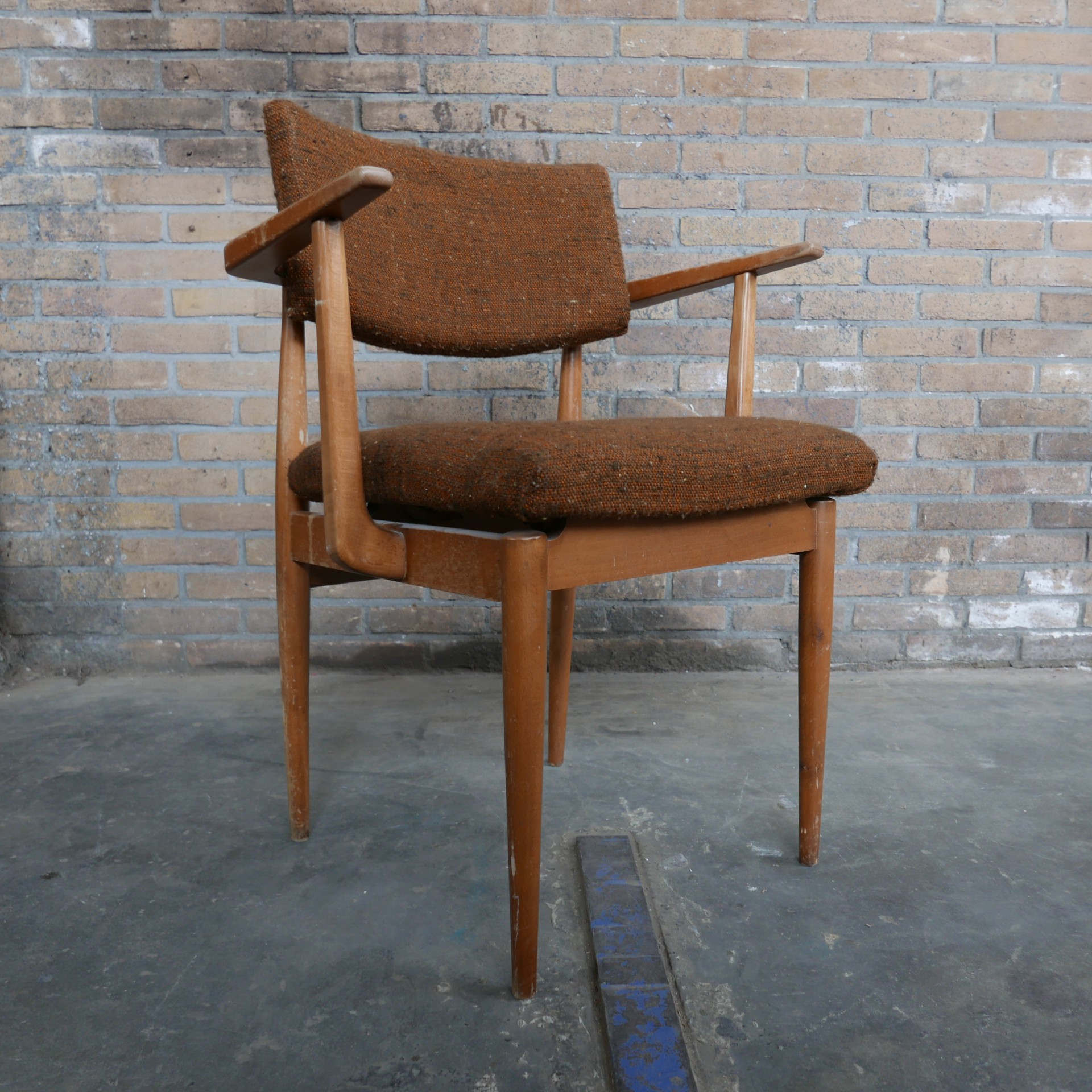 Retro stoel met houten armleuningen