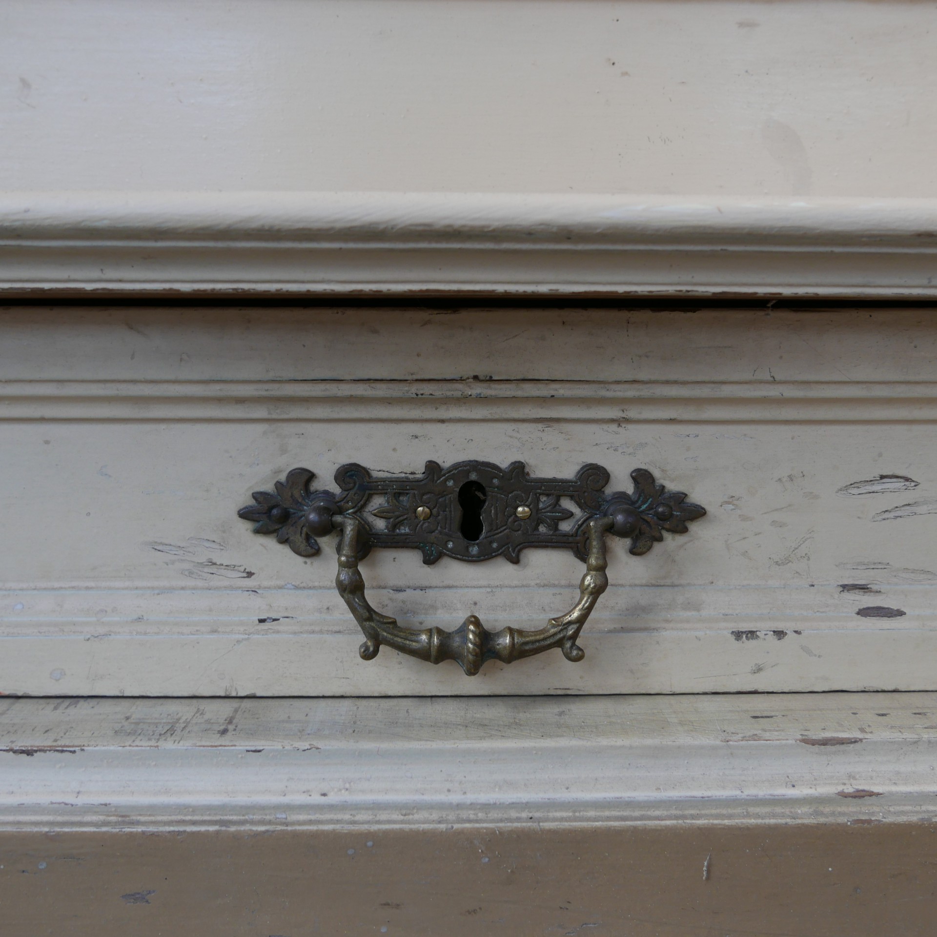 Grote brocante crème kleurige linnenkast