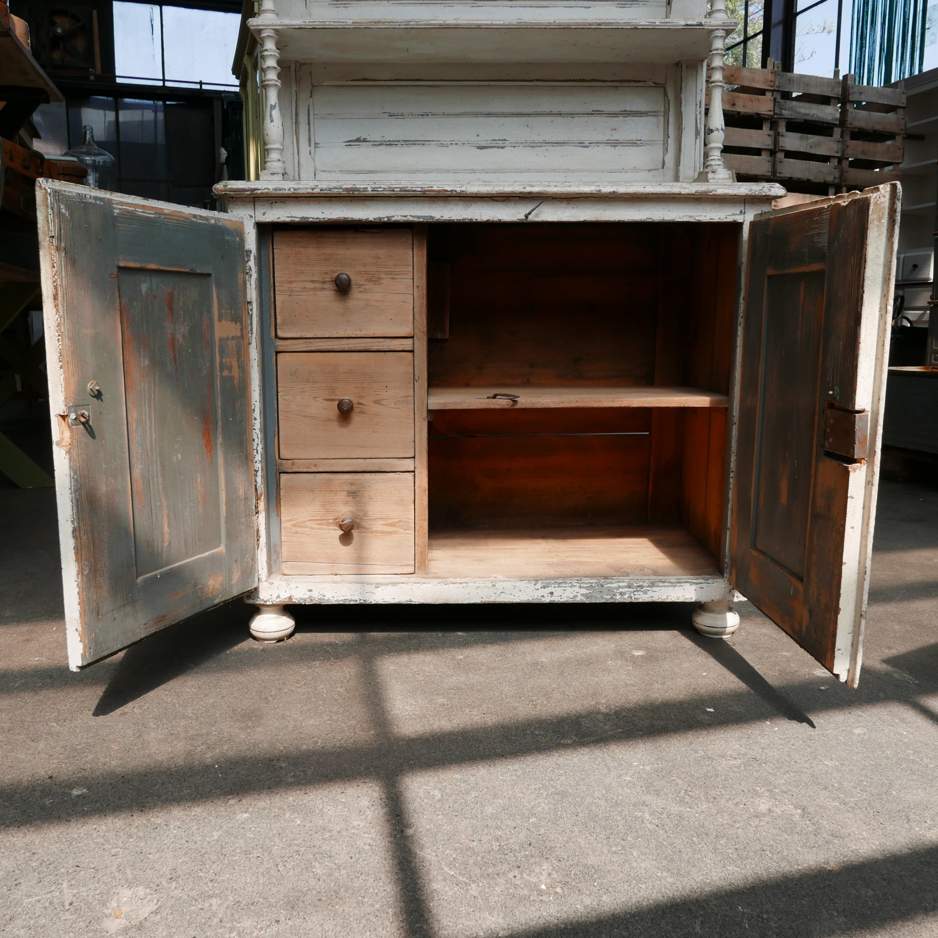 Brocante witte open buffetkast