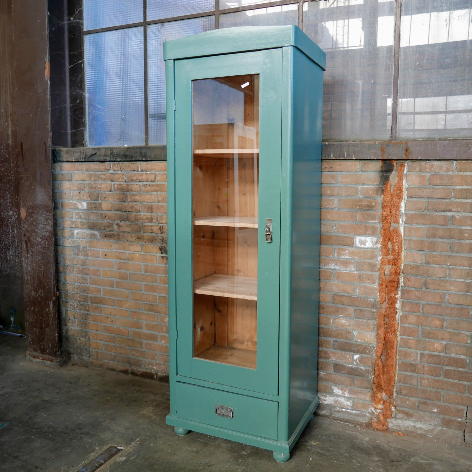 Groenblauwe vitrinekast
