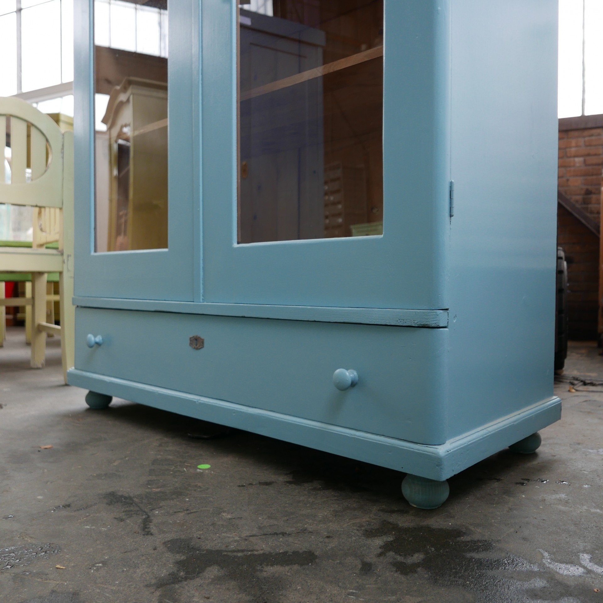 Blauwe vitrinekast