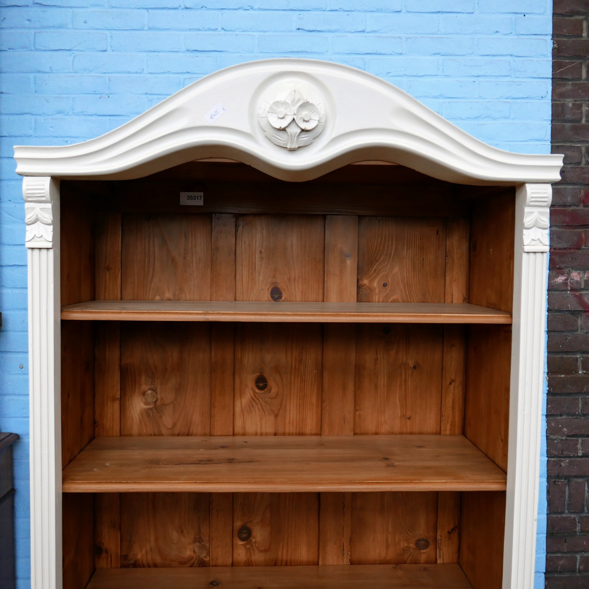 Crème-kleurige open boekenkast