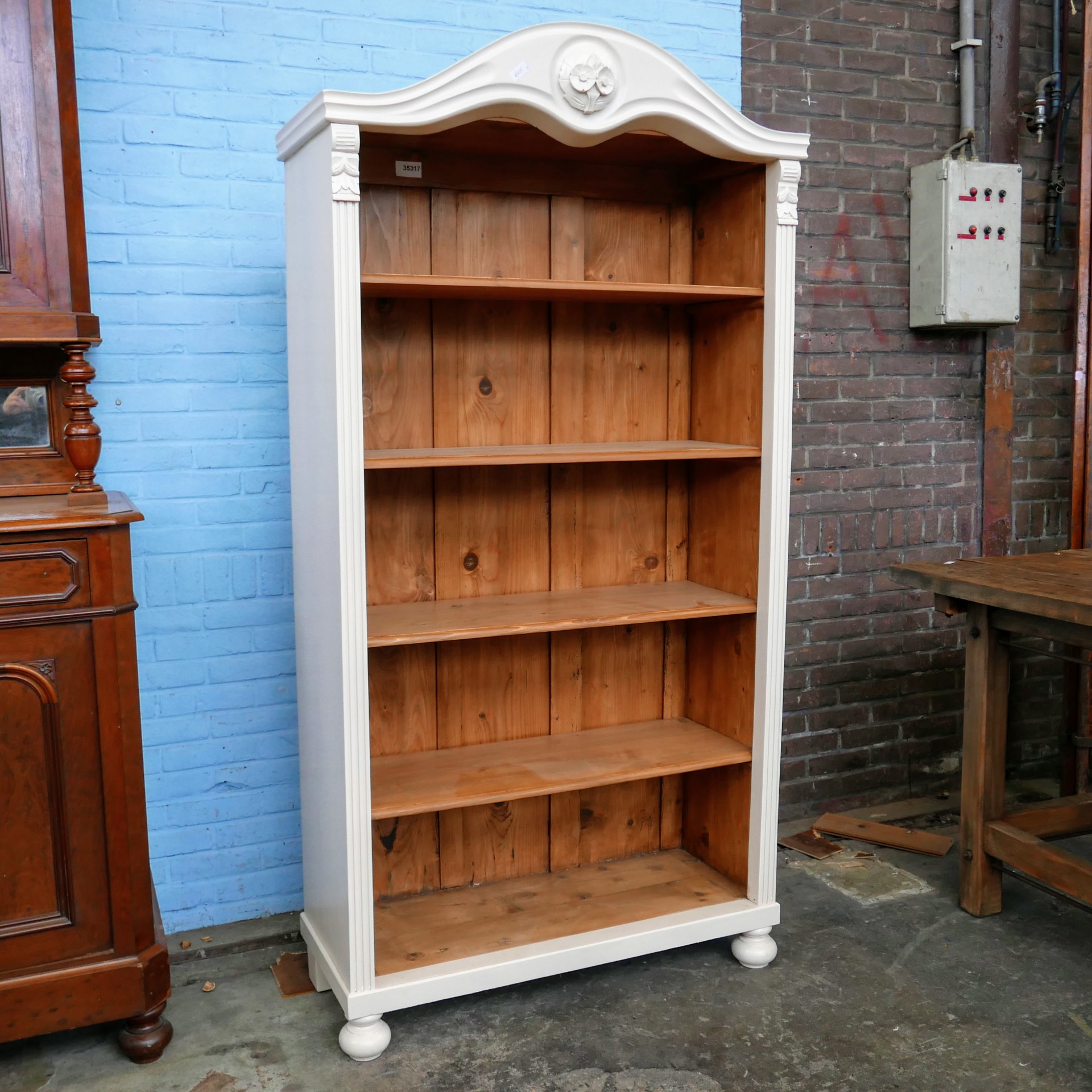 Crème-kleurige open boekenkast