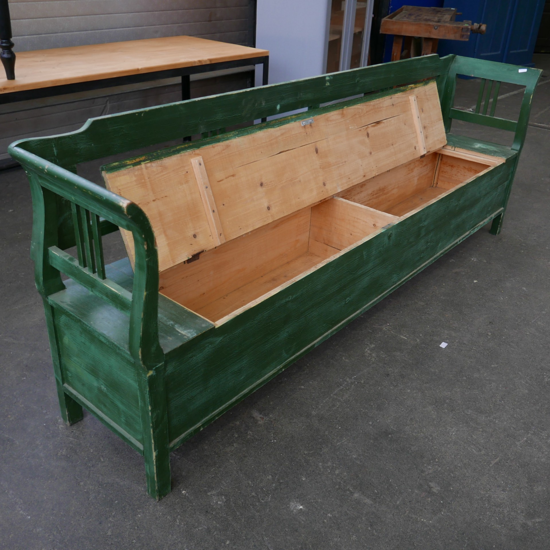 Groene houten klepbank