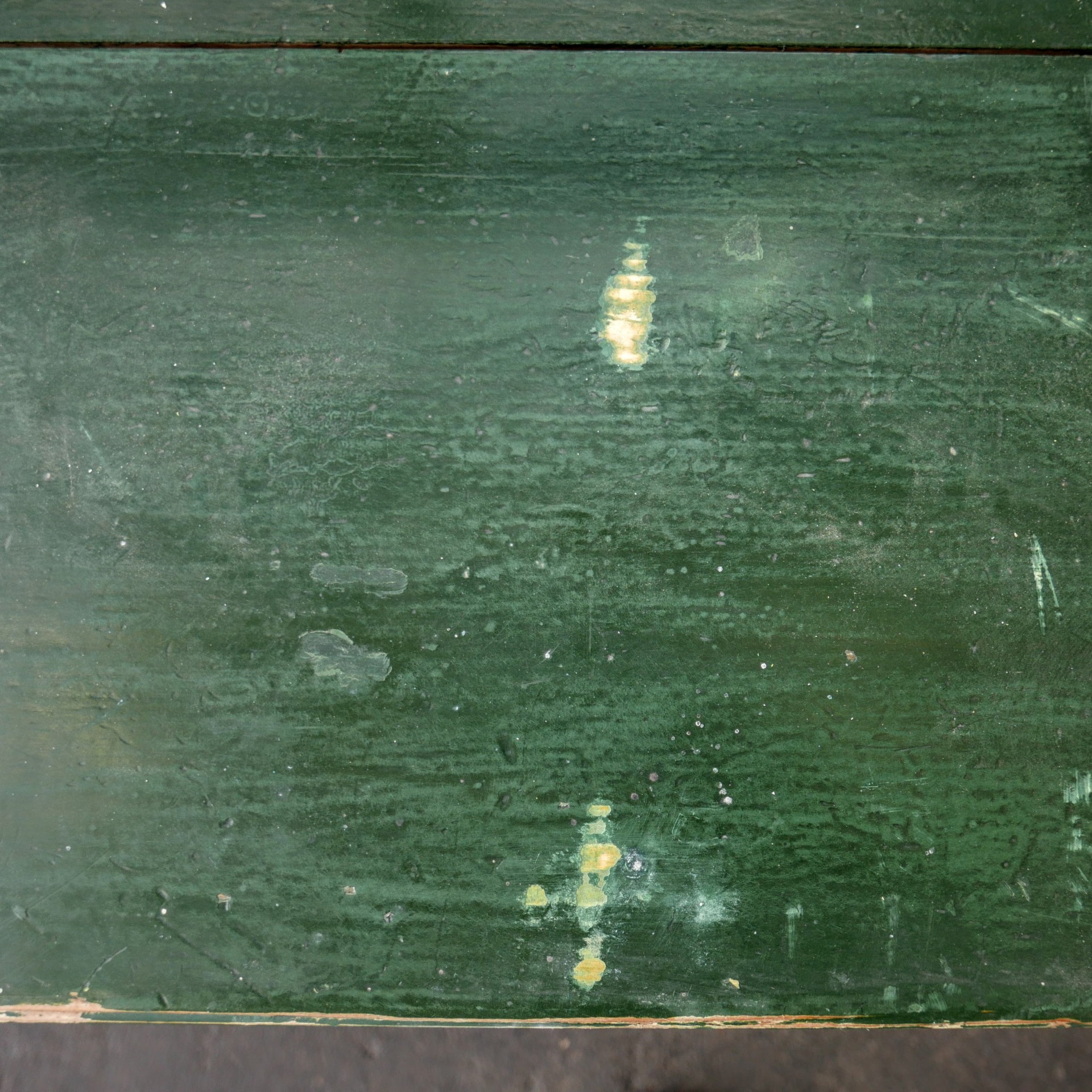 Groene houten klepbank