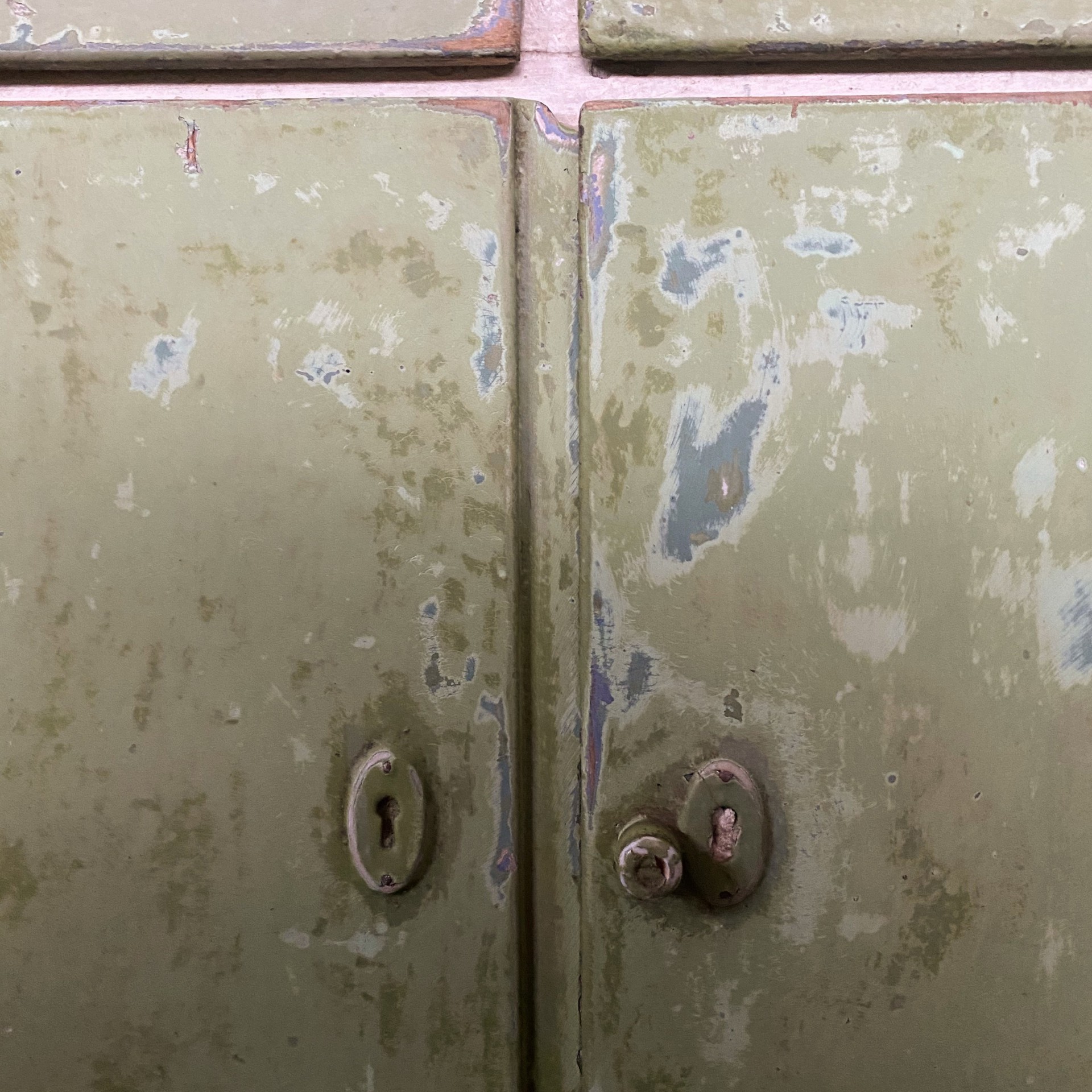 Groen-wit houten kastje