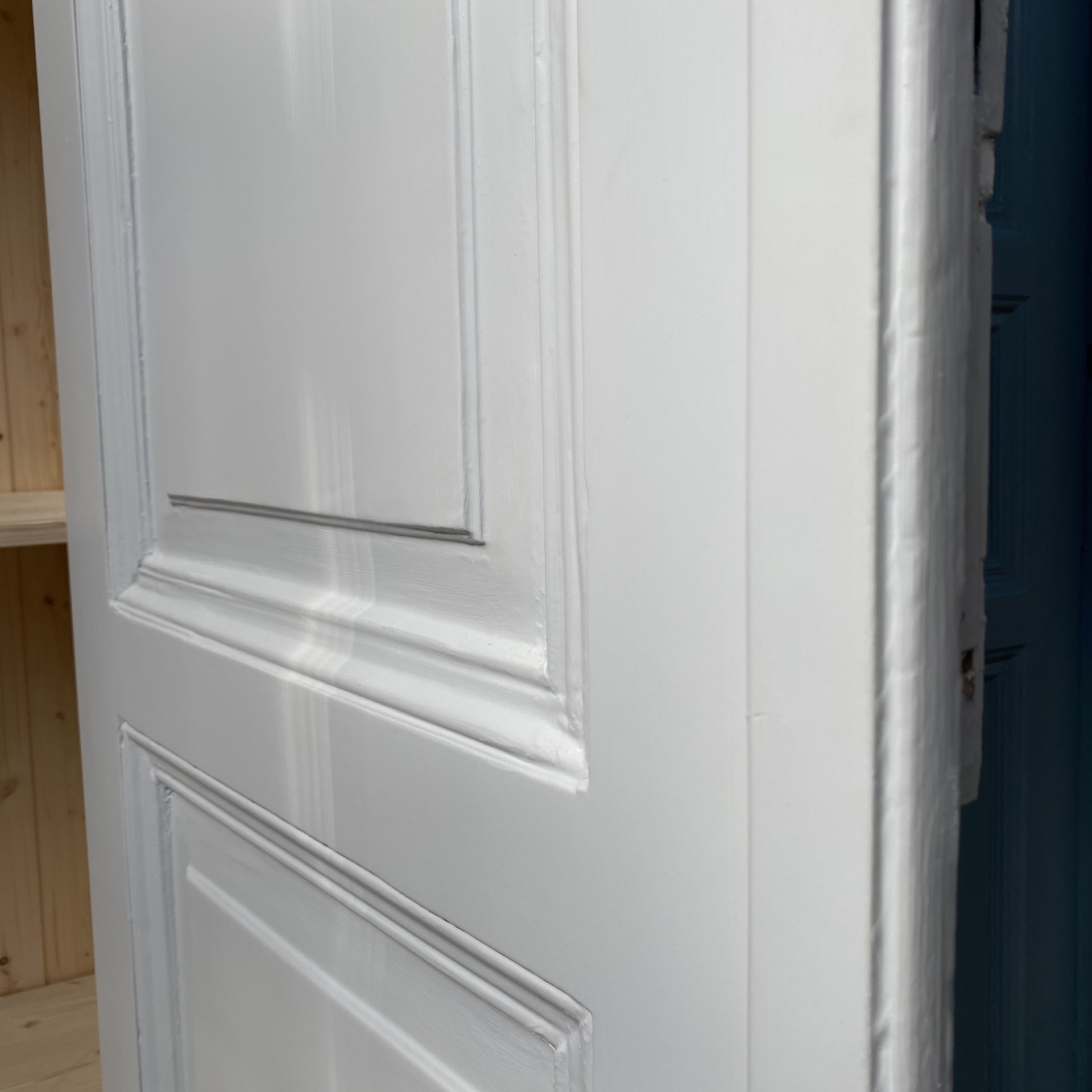 Witte hoge linnenkast