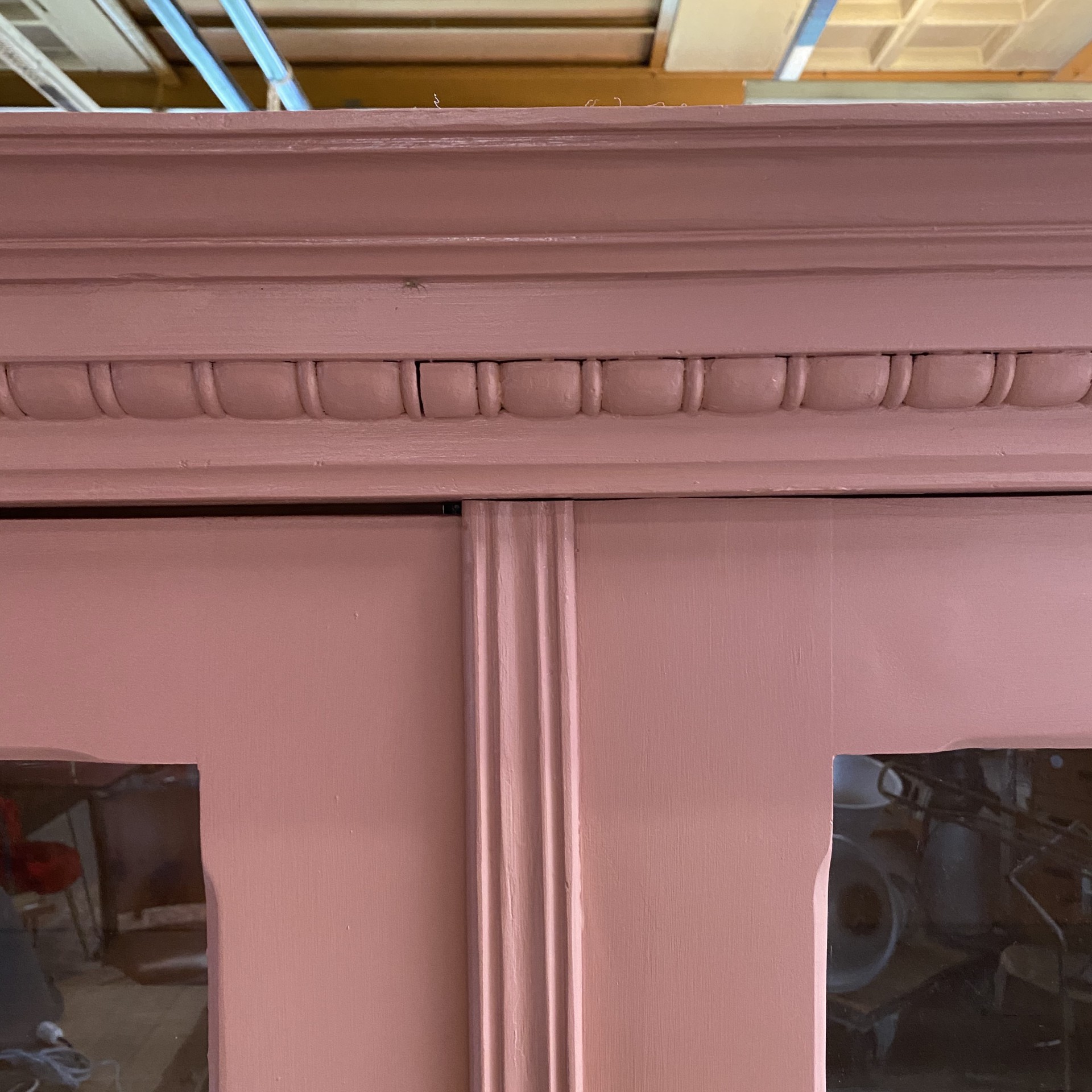 Oud roze houten vitrinekast