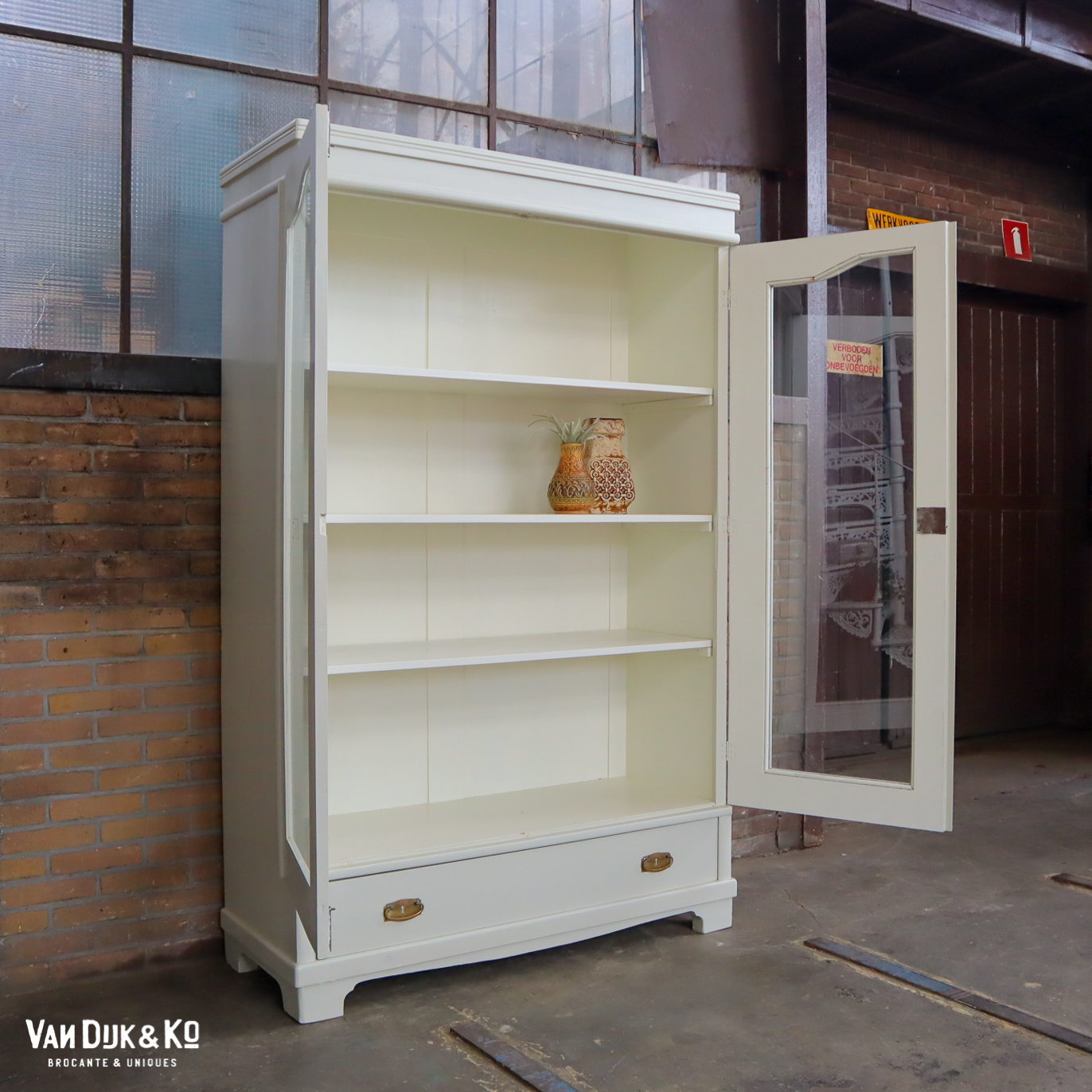 Witte houten vitrinekast