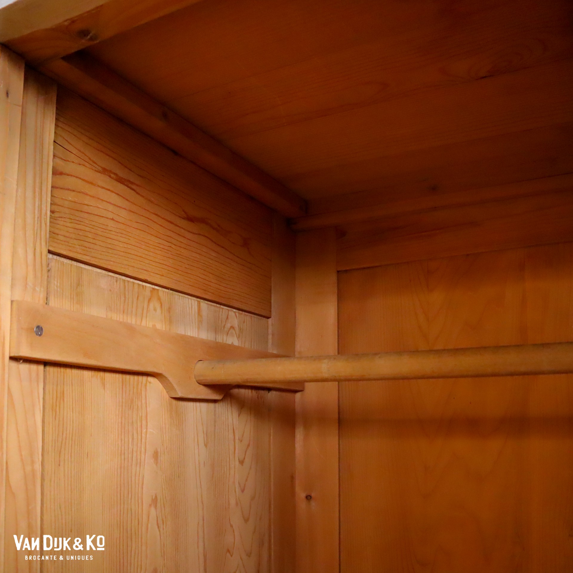 brocante Dreitüriger Kleiderschrank