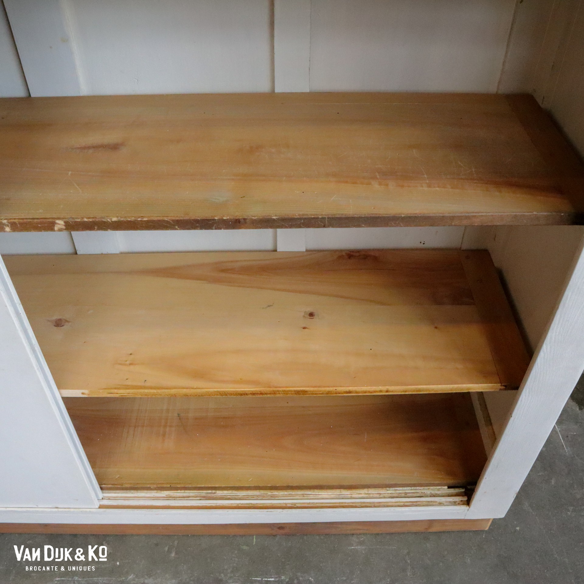 Brocante witte kastje met schuifdeuren - Afbeelding 5