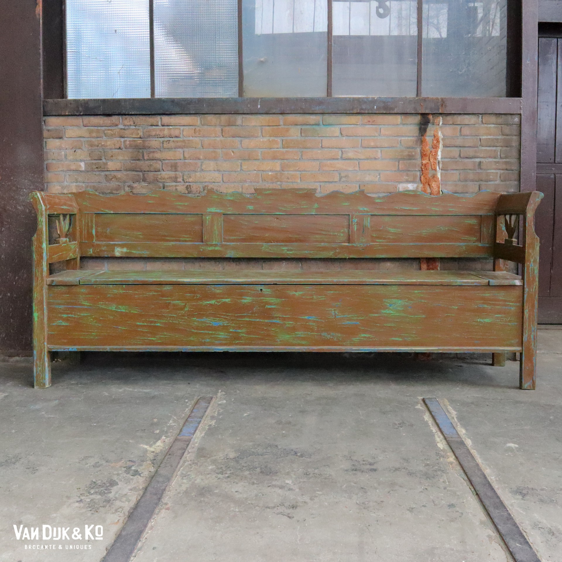 Bruine houten klepbank