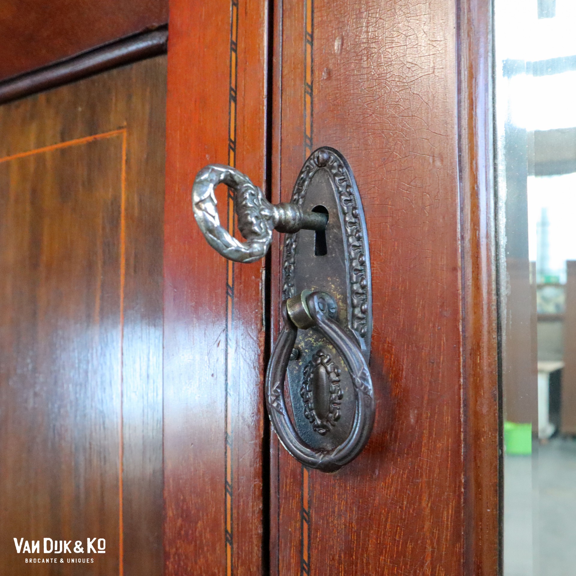 Vintage kledingkast met spiegel - Afbeelding 9