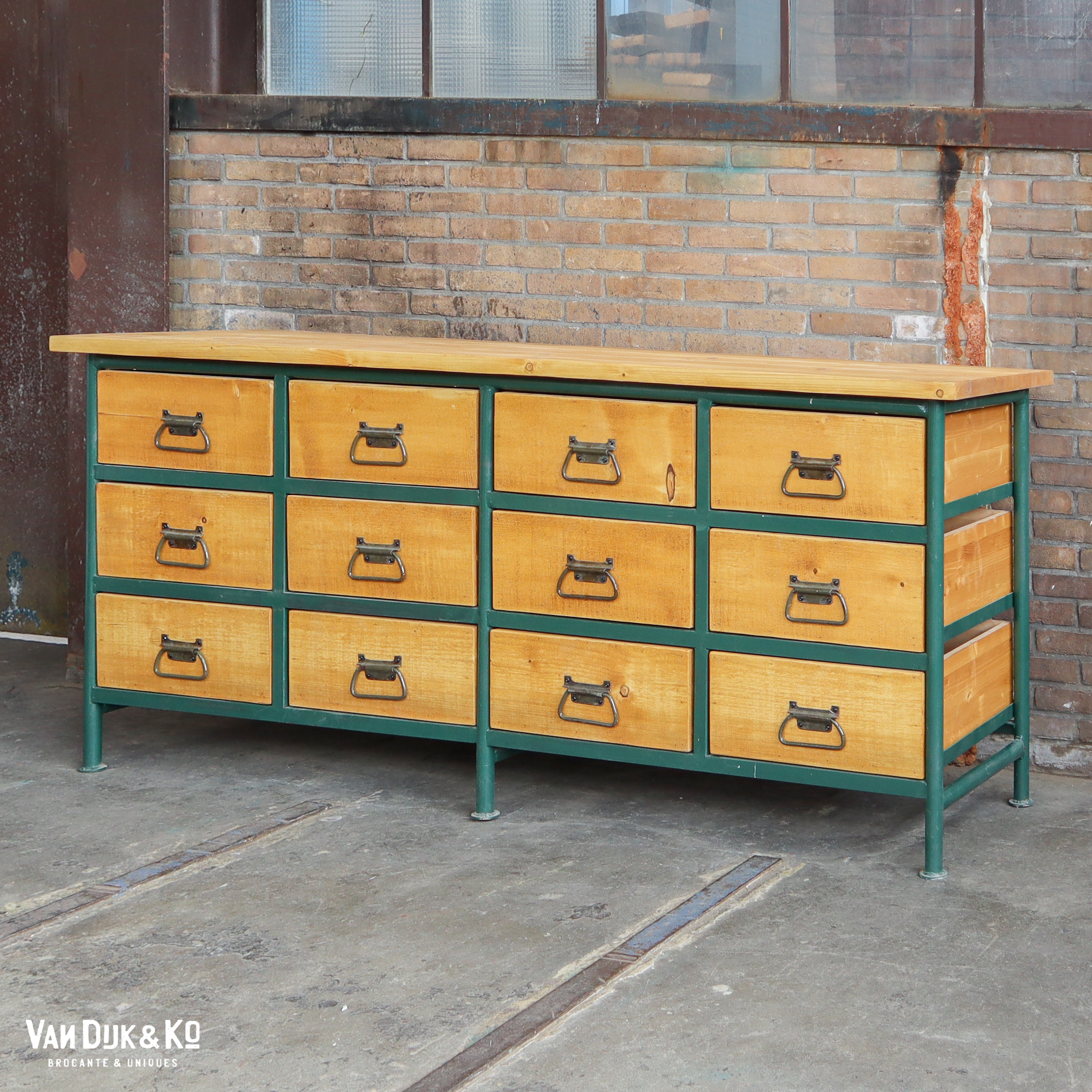 Industrieël dressoir