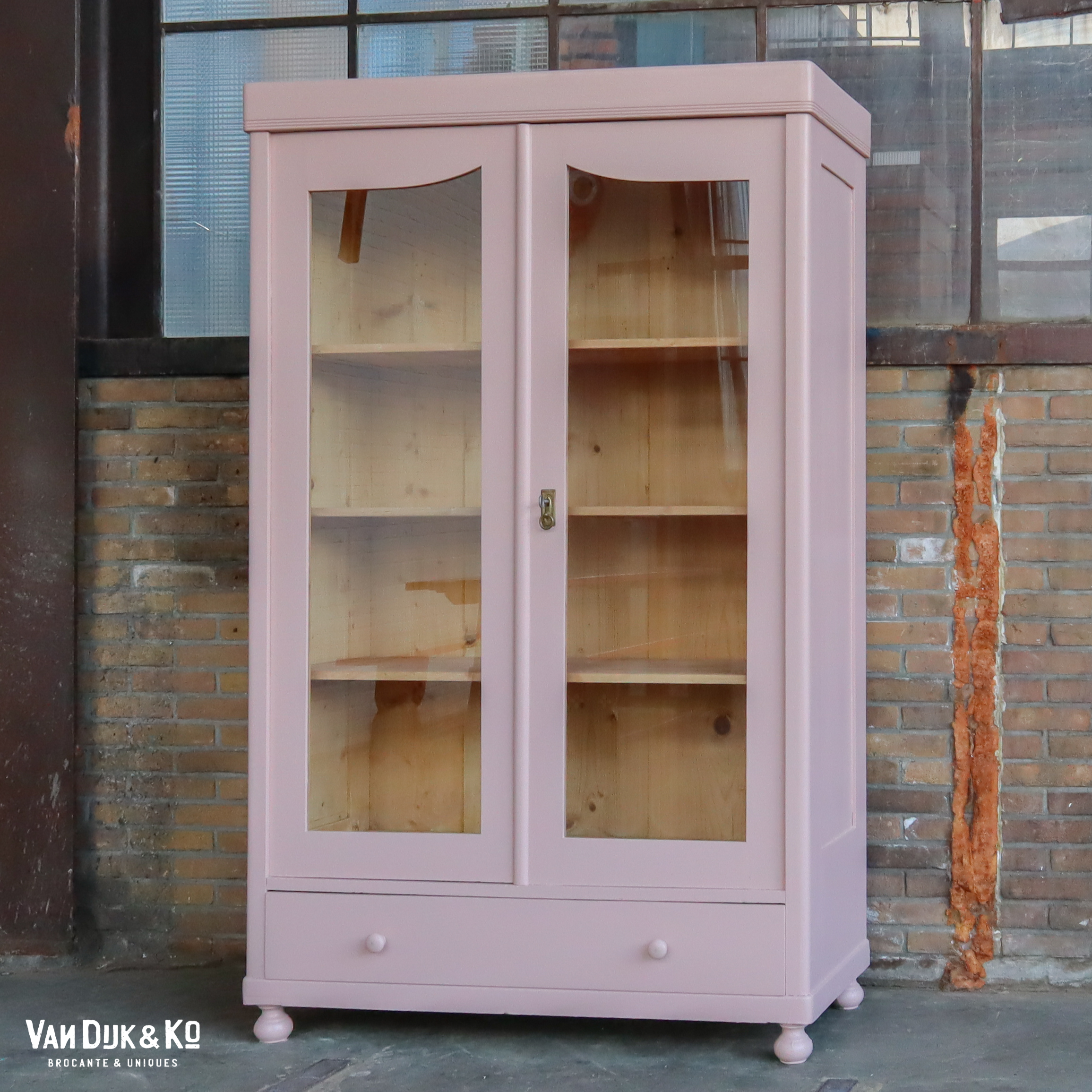 Roze vitrinekast