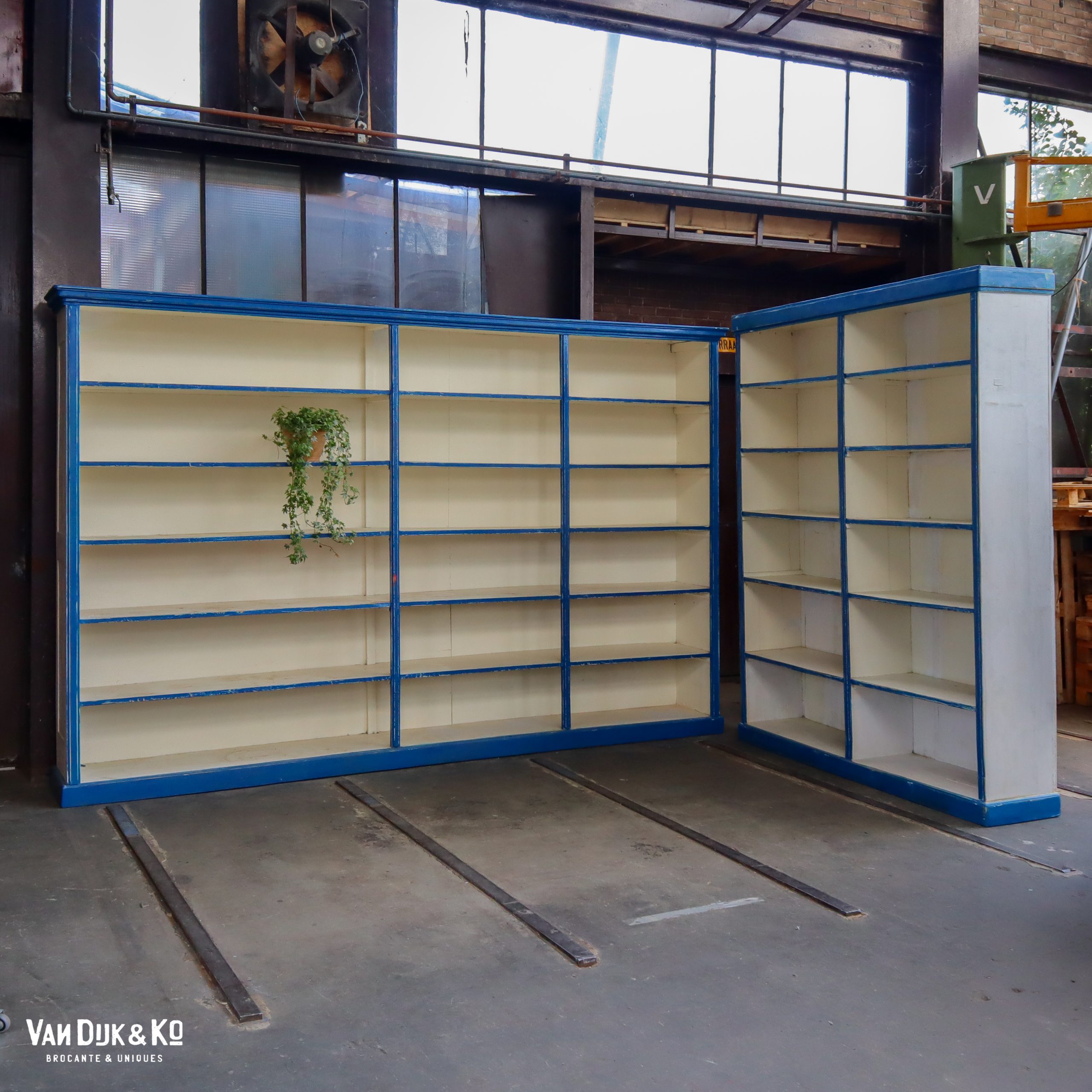 Brocante weiß-blauer Ladenschrank