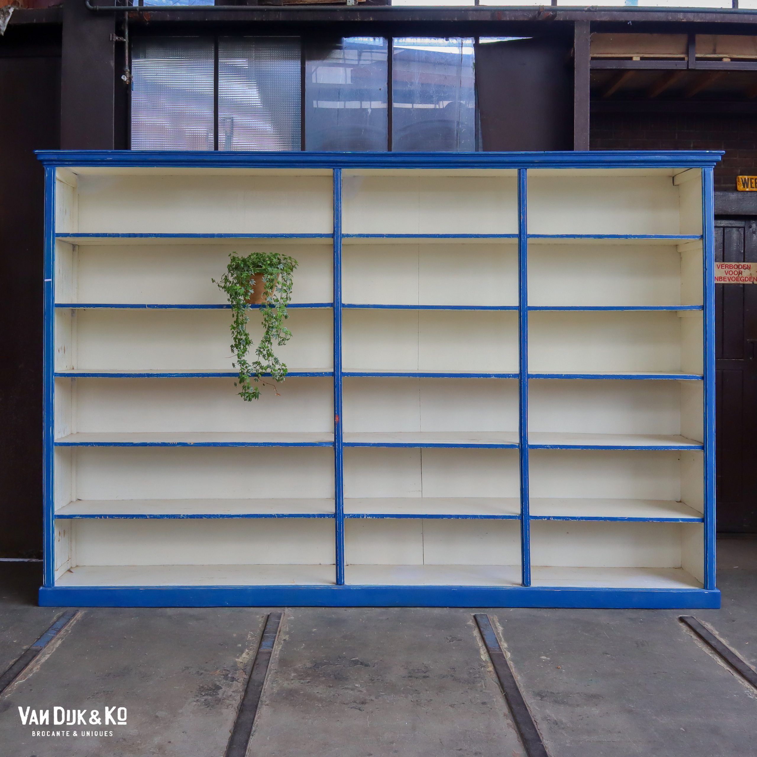 Brocante weiß-blauer Ladenschrank