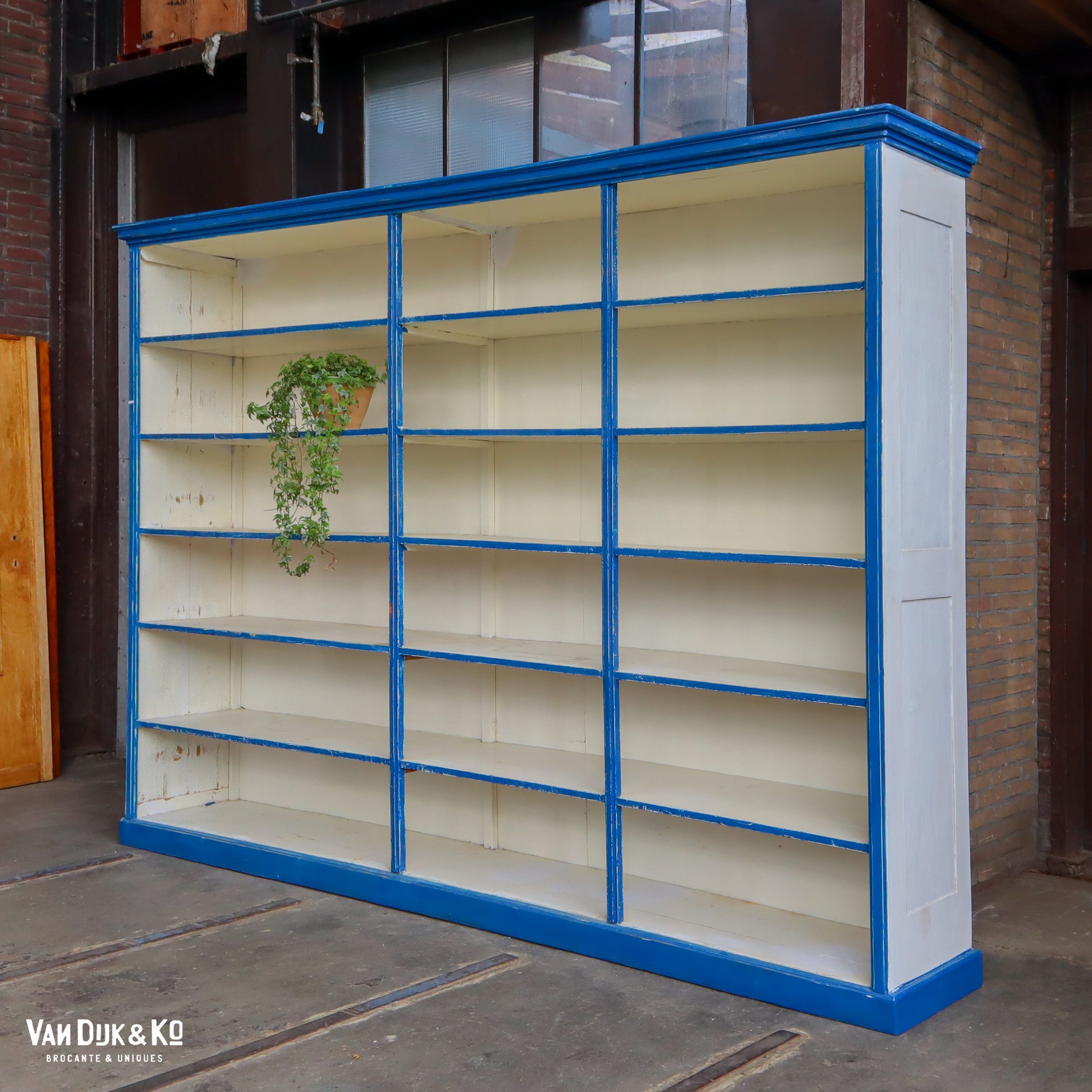 Brocante weiß-blauer Ladenschrank