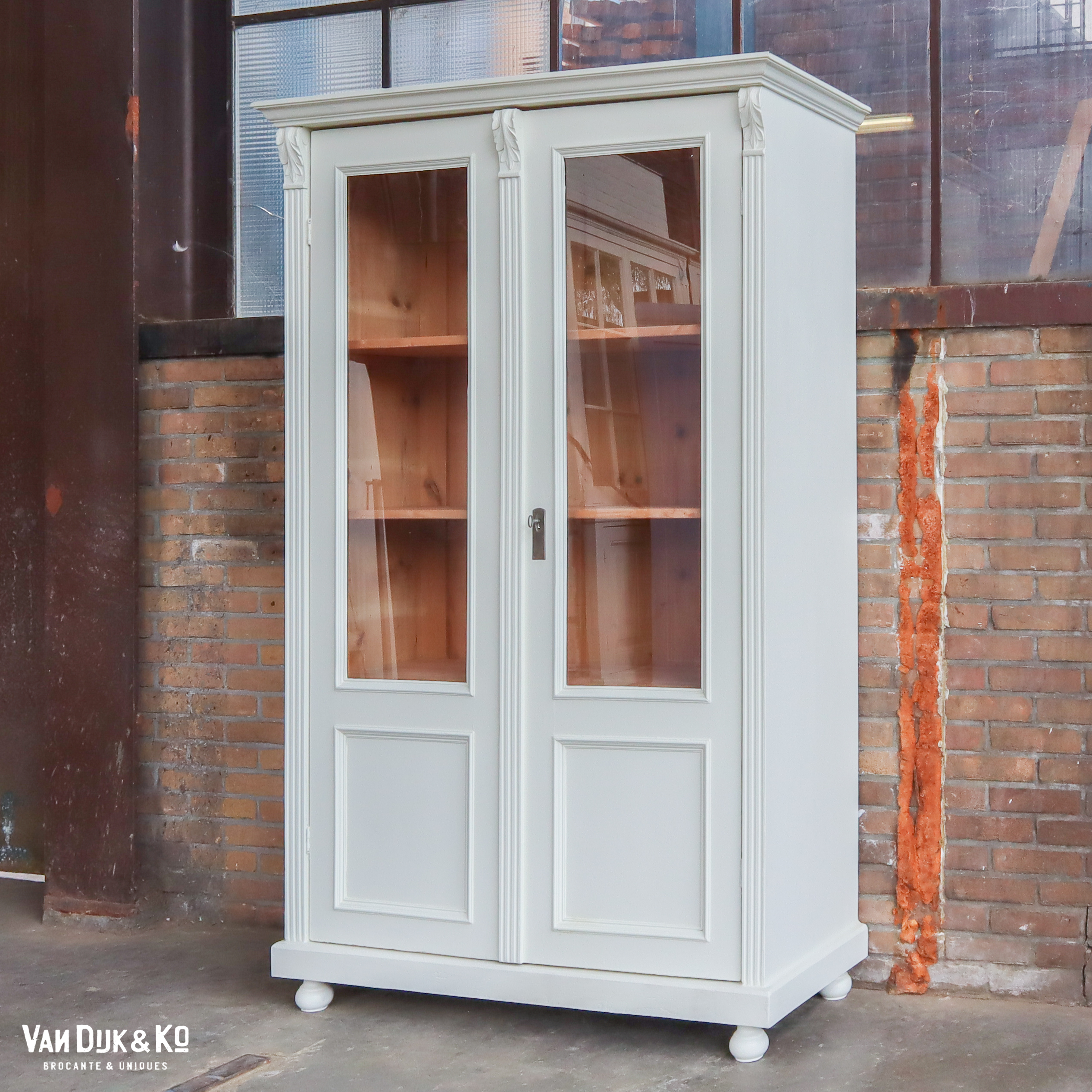 Brocante witte vitrinekast - Afbeelding 2