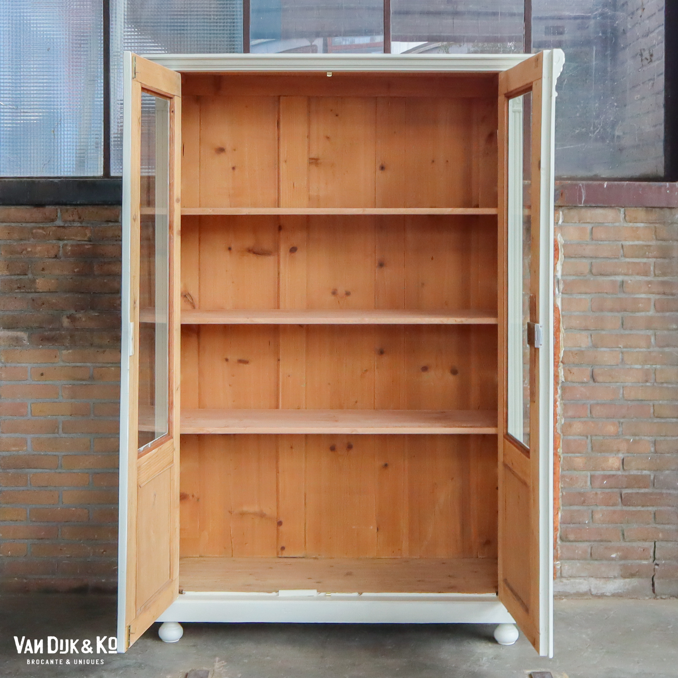Brocante witte vitrinekast - Afbeelding 3