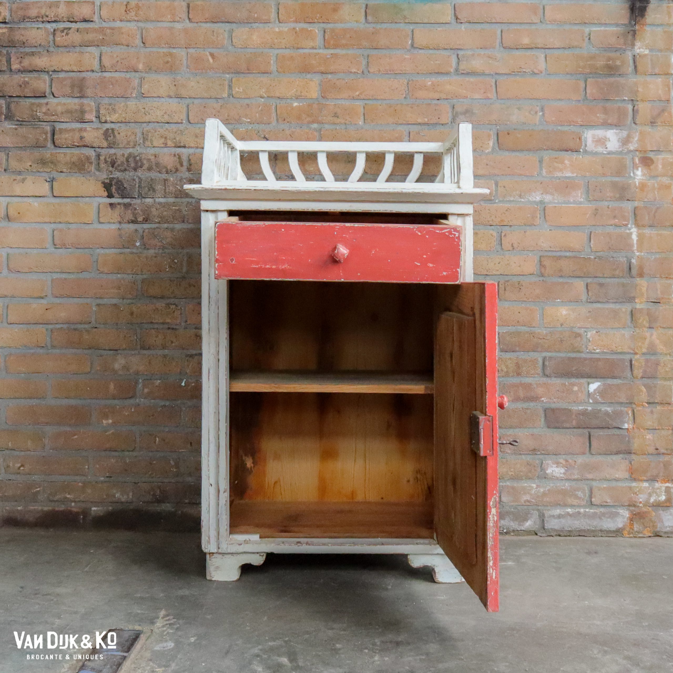 Brocante wit met rood nachtkastje - Afbeelding 3