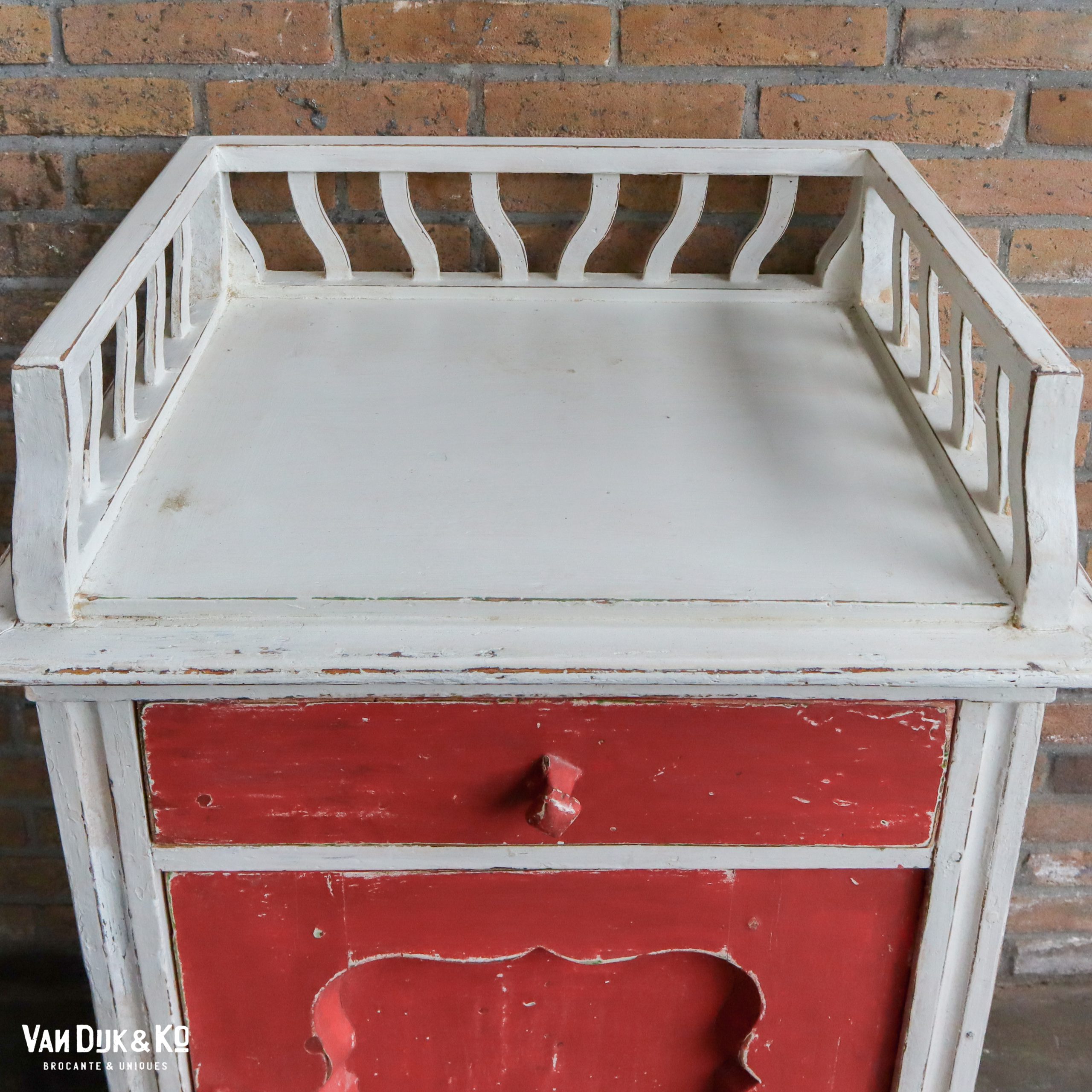 Brocante wit met rood nachtkastje - Afbeelding 4