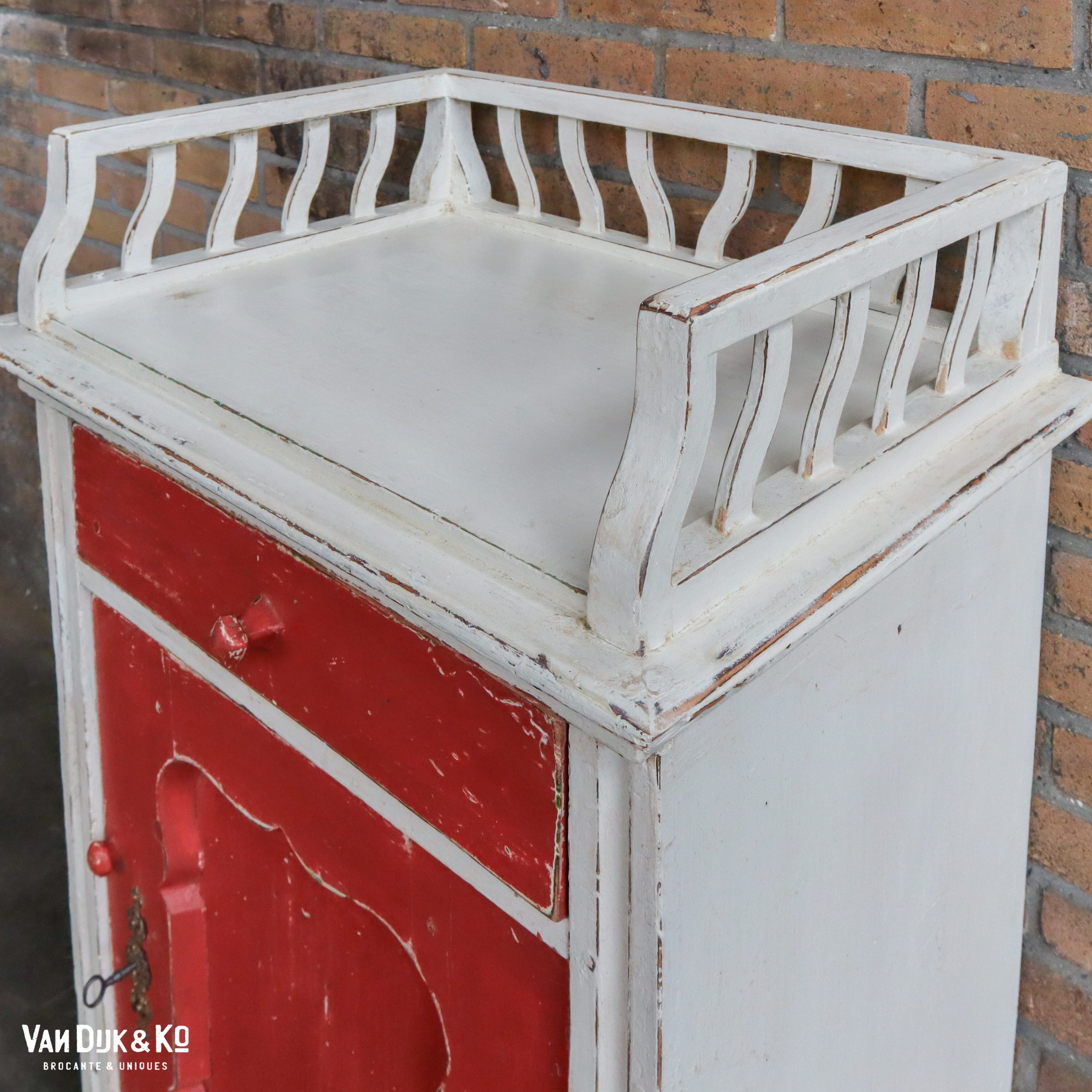 Brocante wit met rood nachtkastje - Afbeelding 5