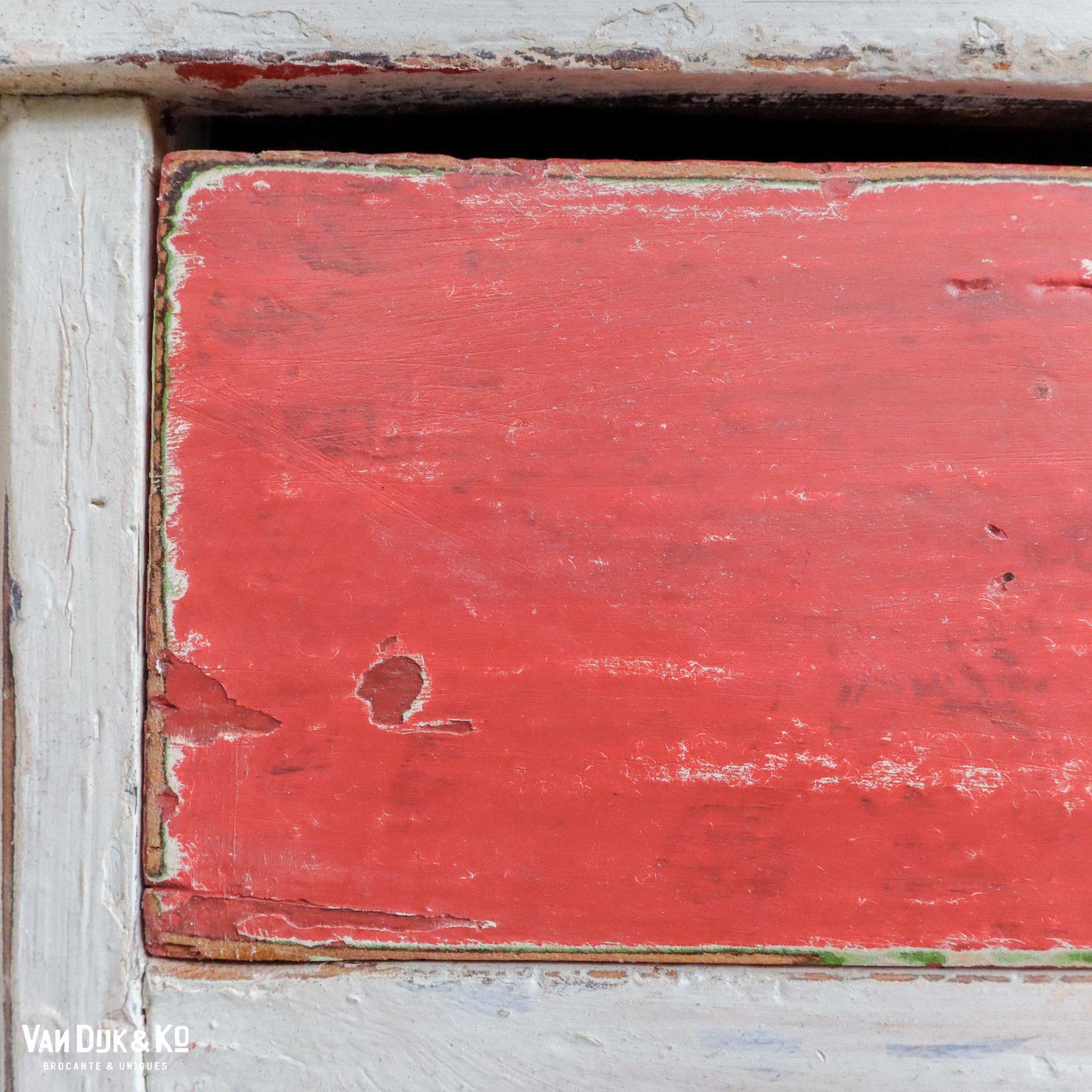 Brocante wit met rood nachtkastje - Afbeelding 8
