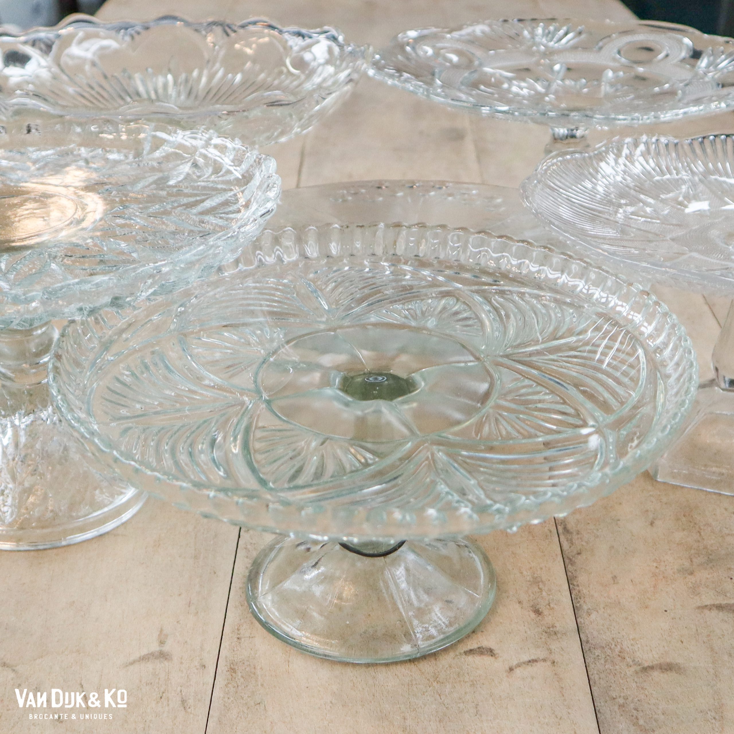 Verschiedene Tortenböden aus Glas