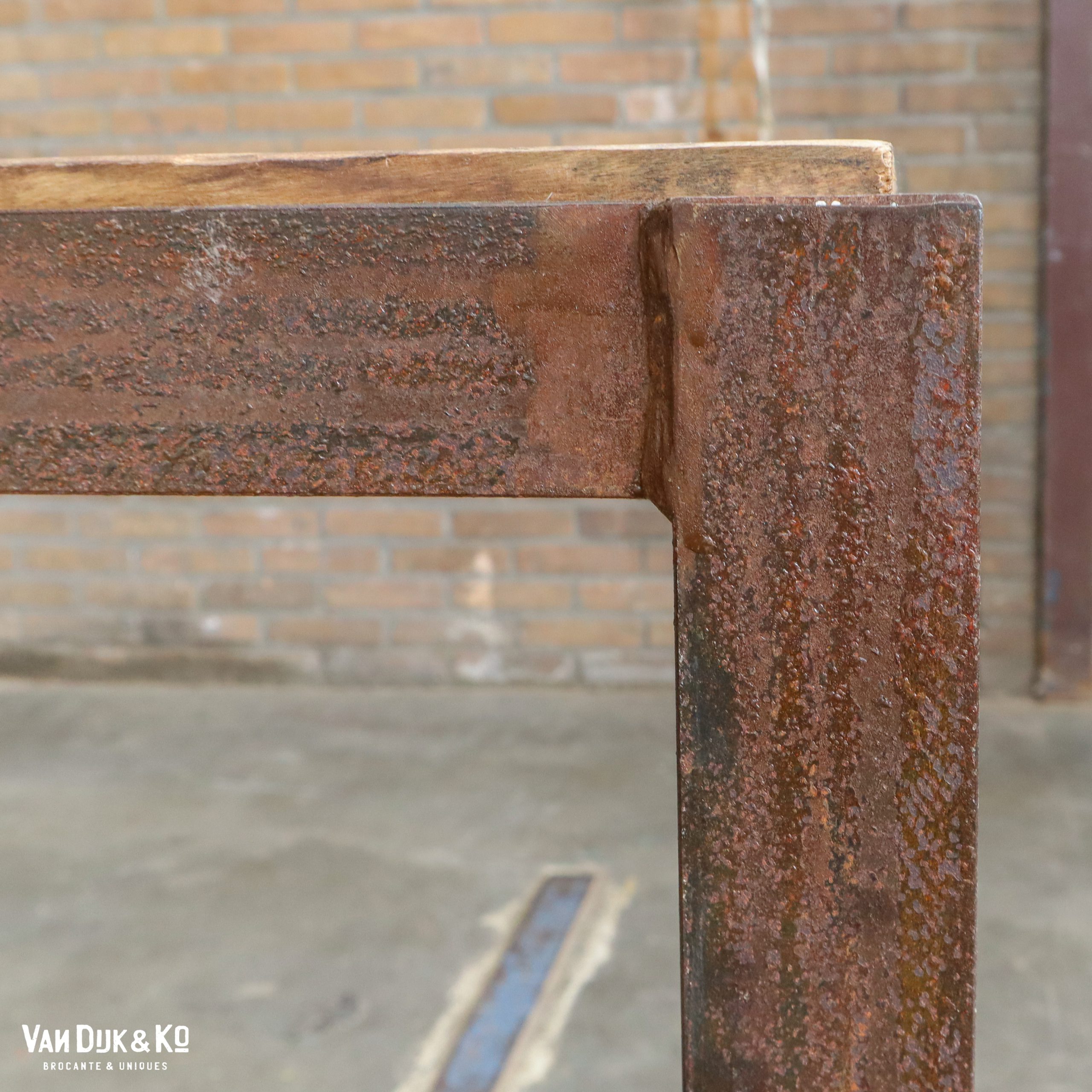 Industriële tafel met houten blad - Afbeelding 9