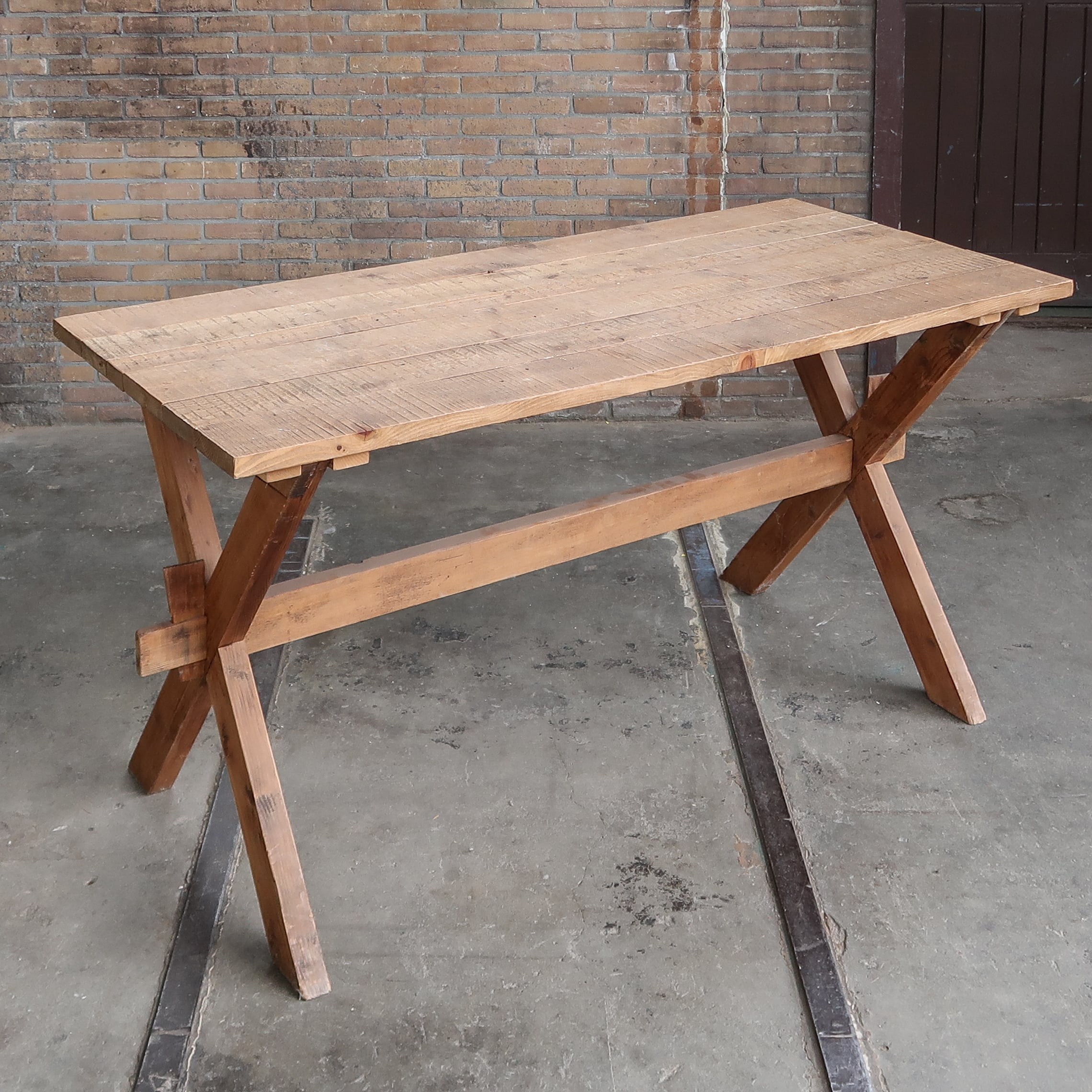 Arbeitstisch mit gekreuzten Beinen aus Holz - Bild 2