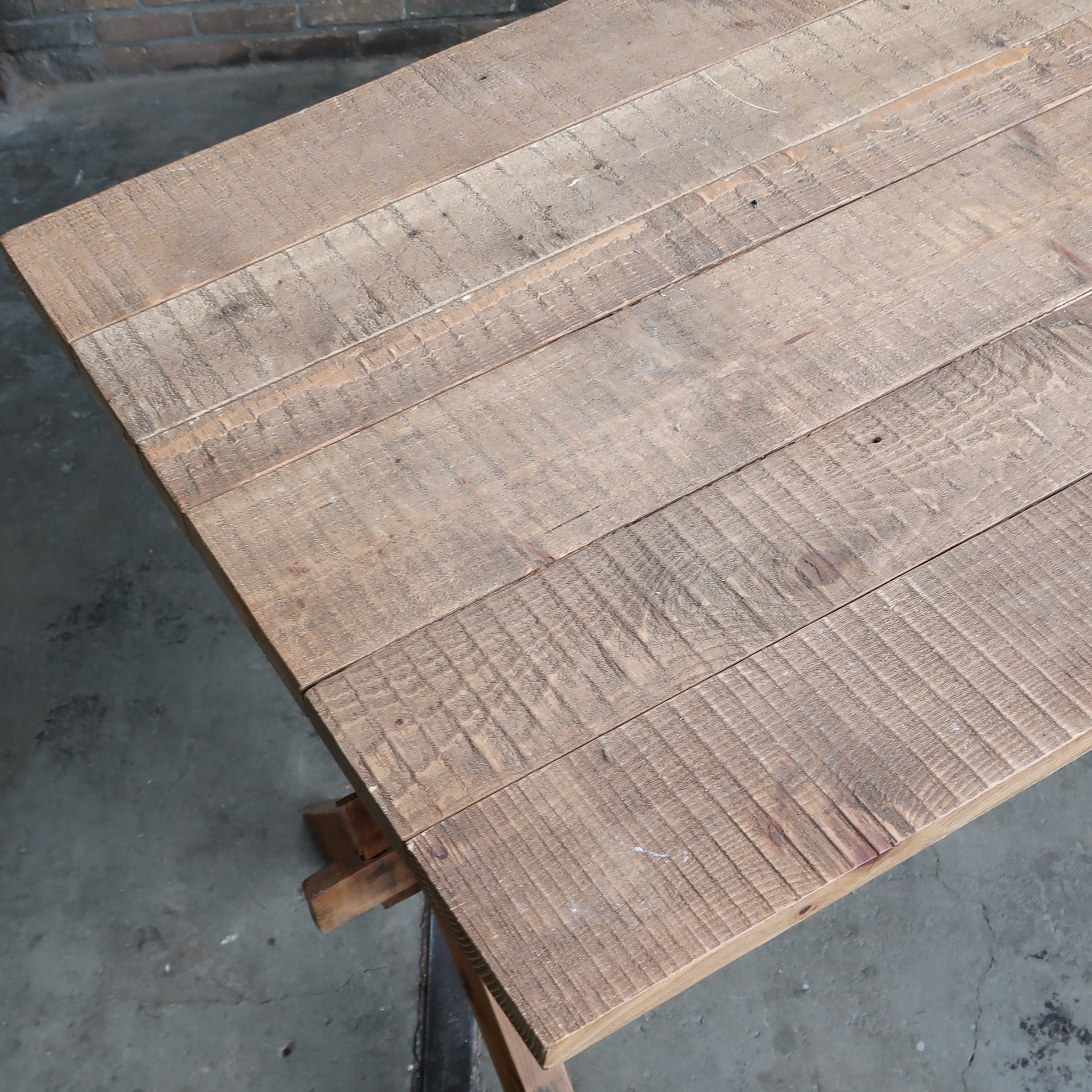 Arbeitstisch mit gekreuzten Beinen aus Holz - Bild 3