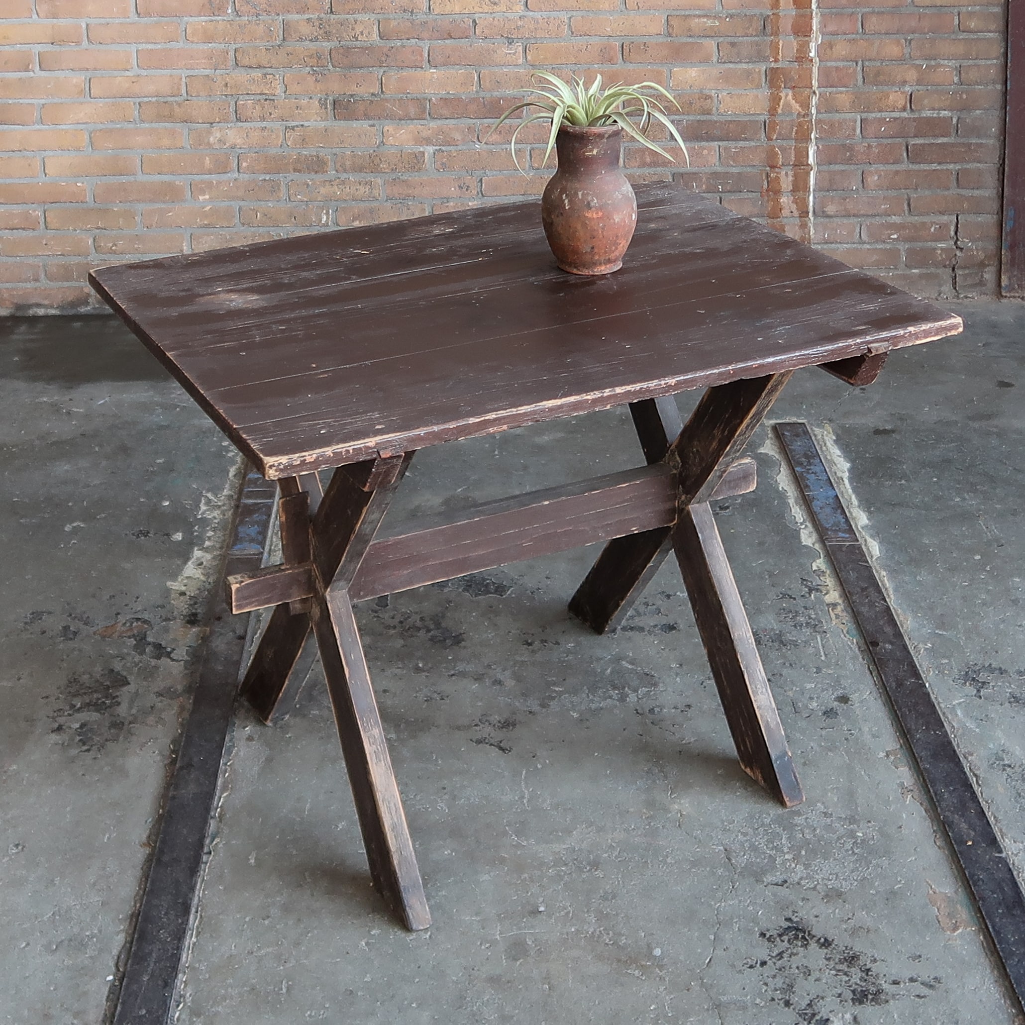 Brocante Tisch mit gekreuzten Beinen - Bild 2
