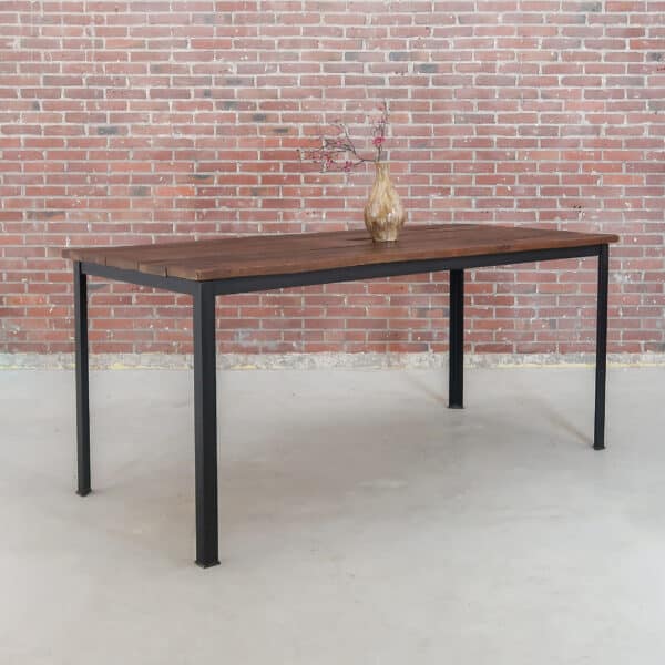 Tisch mit Metallgestell